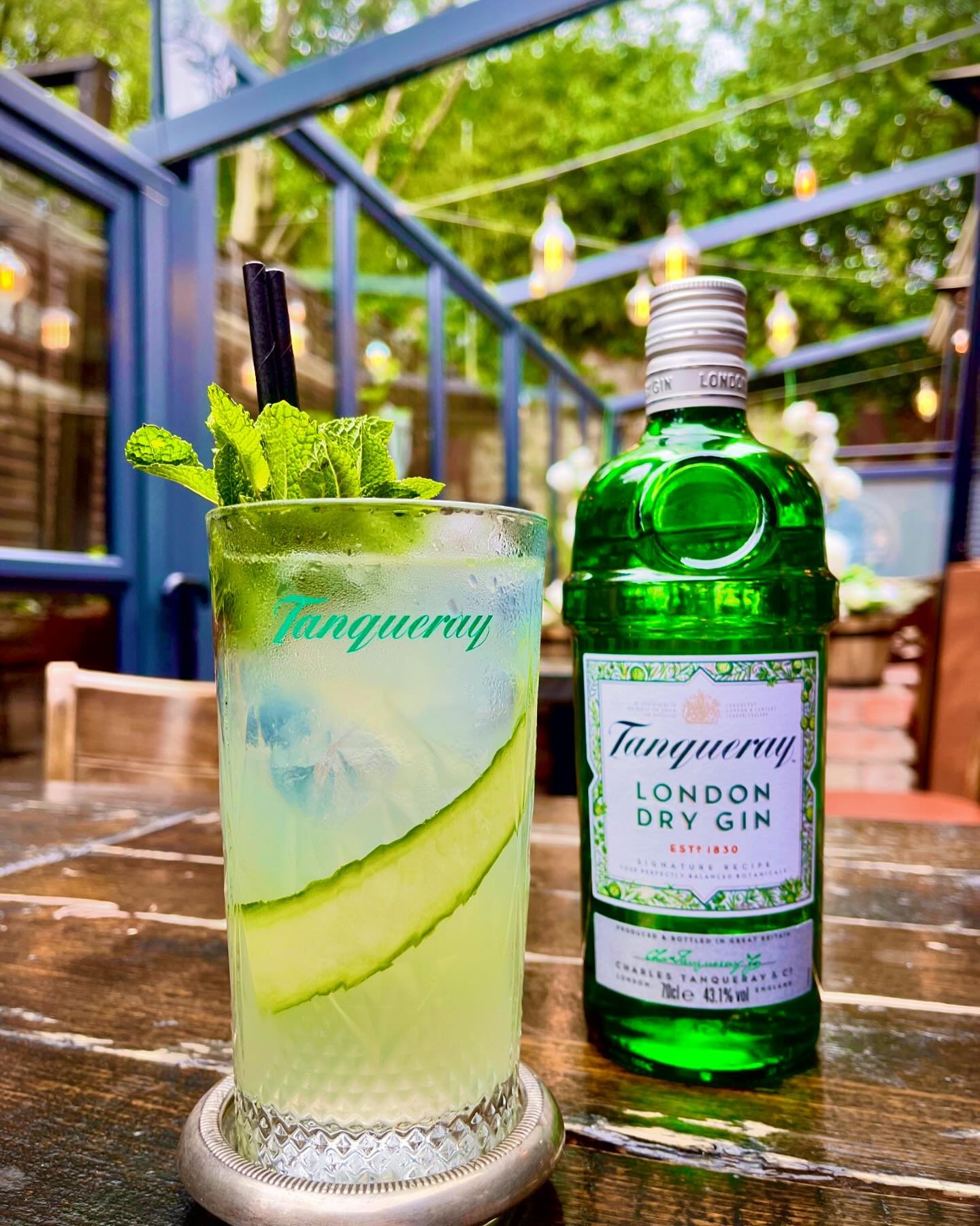 The Week&rsquo;s New Signature Cocktail 🍸~ &ldquo;Green Garden&rdquo; 🌞🌴
Tanqueray Gin, Pear, Cucumber &amp; Lime Juice, White Vermouth &amp; Soda Water #buffaloboysteakhouse #carrickonshannon #leitrim #tanqueray