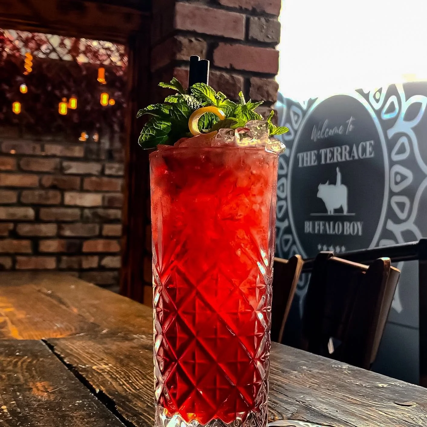 Blackberry Frost, Cocktail Special ~ Vodka, Cr&egrave;me de Monte, Blackberry, Lime, Sugar &amp; topped with white lemonade
🍸 Mixed &amp; Created by @jodielupton1
📸 by @amber_harte16 
#buffaloboy #carrickonshannon #leitrim