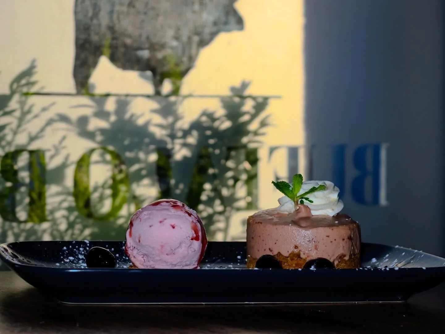 Dark Cherry🍒 Cheesecake served with Strawberry 🍓 ice-cream 👌🏻🫠🫠
Created by the main man 👨&zwj;🍳 @danielknight767 
📸 by @amber_harte16 
#carrickonshannon #leitrim #roscommon #buffaloboy