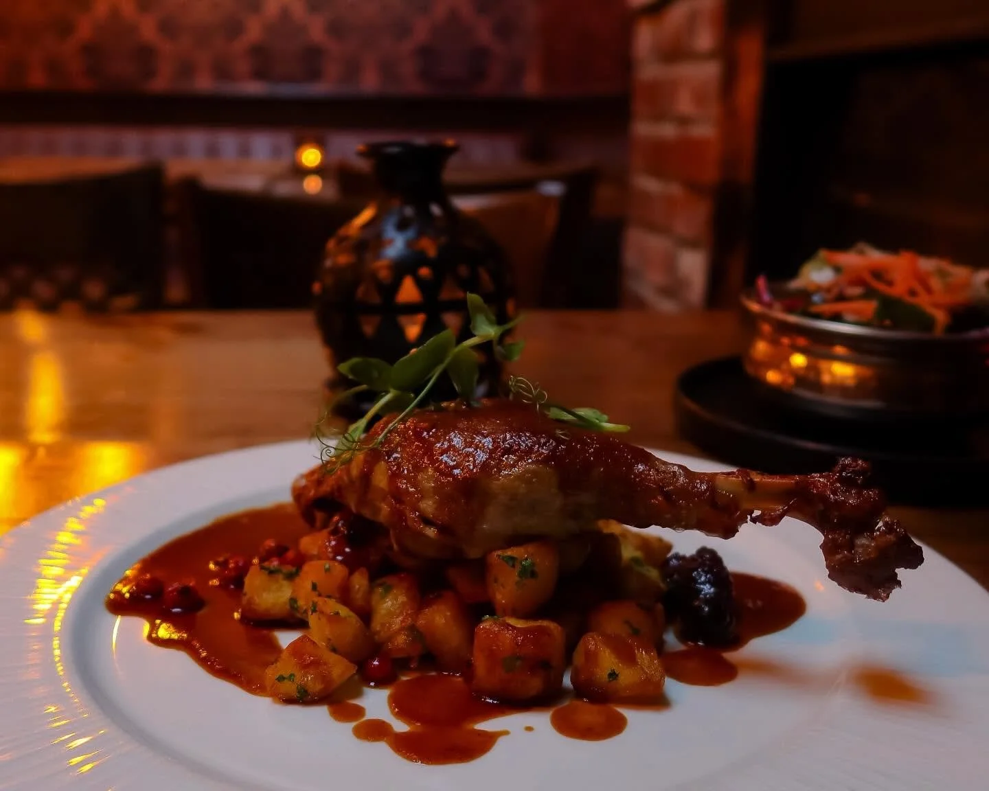 Chef👨&zwj;🍳 @swann.pa Valentine ❤️&zwj;🔥 Special ~ Duck legs confit in rosemary butter served with duck fat potatoes and side salad with balsamic dressing 👌🏼
📸 by @bad_house_pet 
#buffaloboy #carrickonshannon #leitrim #roscommon