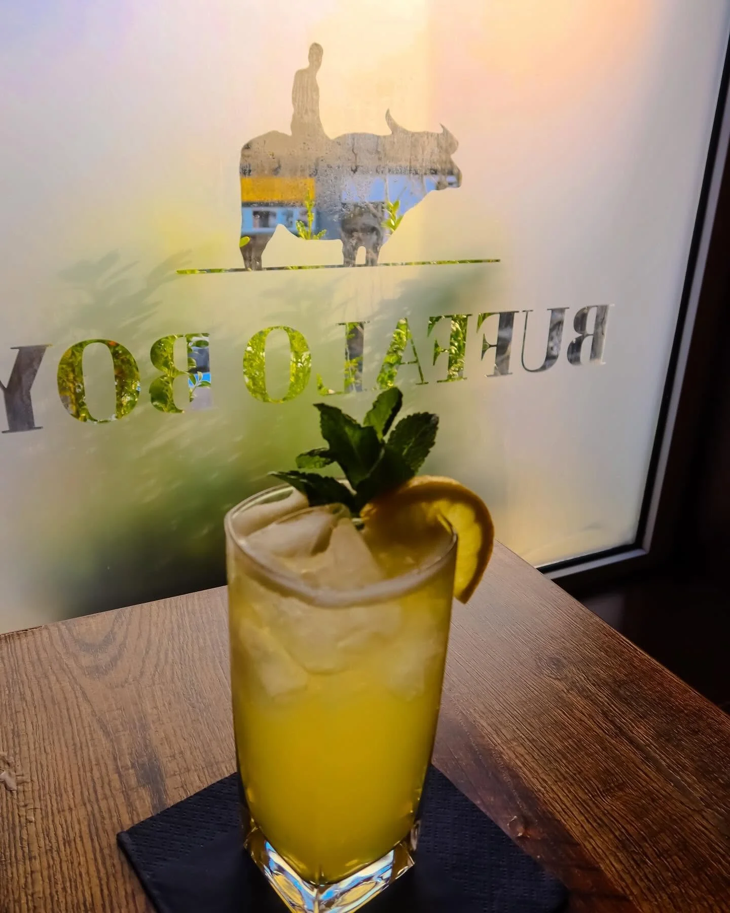 &ldquo;The Tullamore Pour&rdquo; ~ Cocktail Special 🍸🍹 
Mixed, Imagined &amp; 📸 by @bad_house_pet 
Tullamore D.E.W, Peach Schnapps with Pear &amp; Lemon 
#buffaloboy #carrickonshannon #leitrim #roscommon