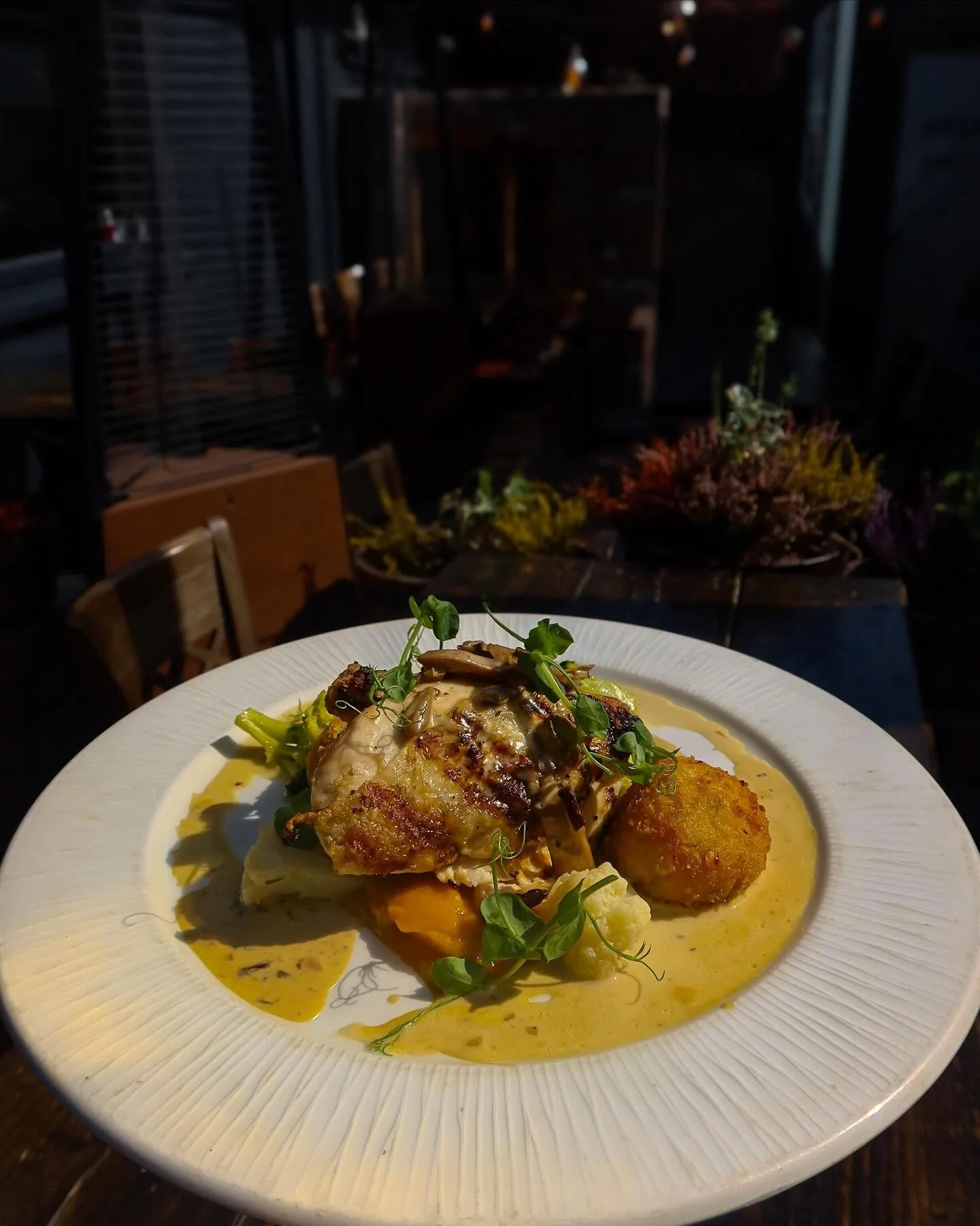 Chefs Special 🧑&zwj;🍳 Barbecued Gannon&rsquo;s Chicken Supreme with Garlic &amp; Parmesan Croquette, Carrot &amp; Ginger Puree &amp; Wild Mushroom Cream Sauce 
📸 by @ameliaa_zawadzkaa 
#buffaloboy #carrickonshannon #leitrim #roscommon
