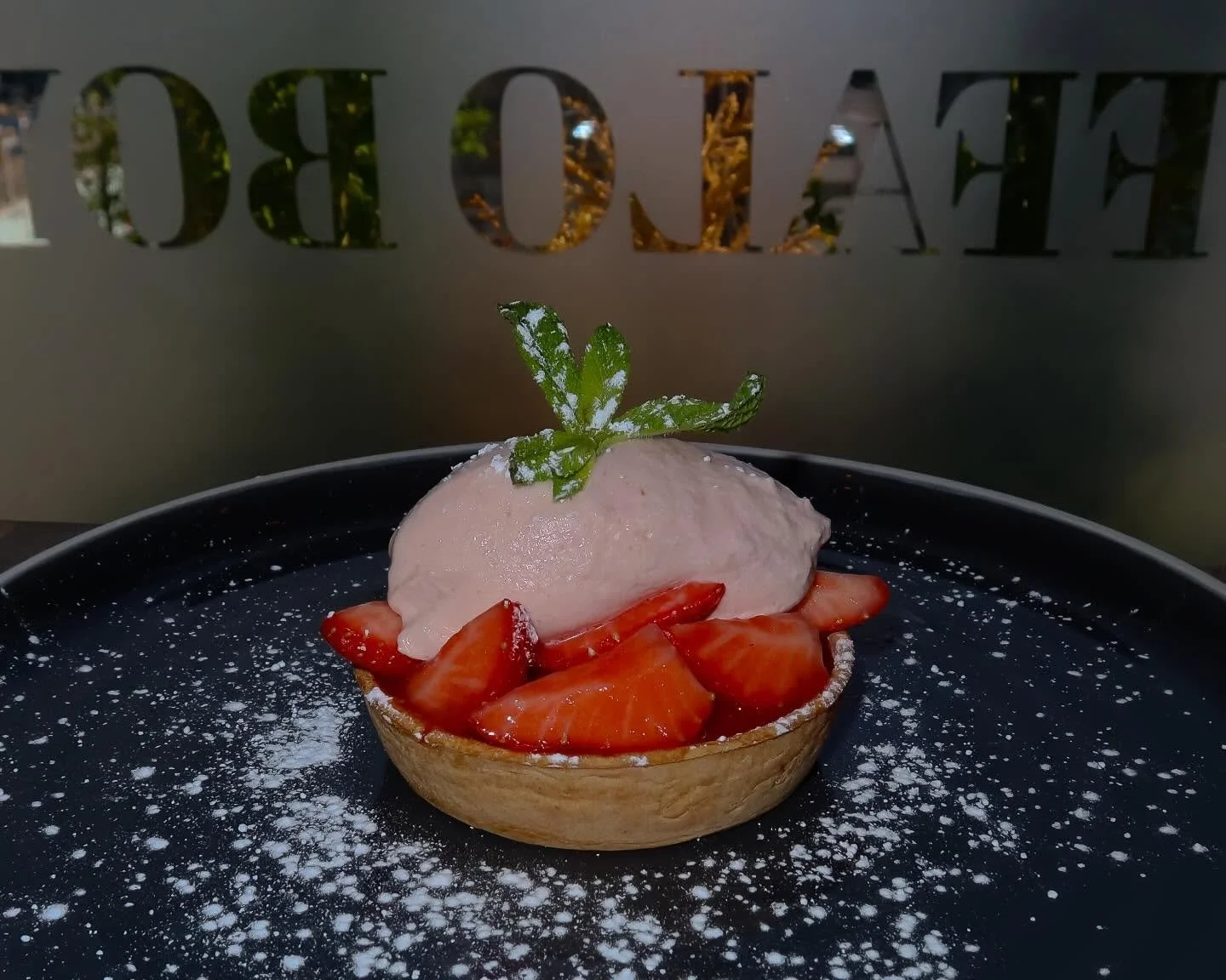 Strawberry Cheesecake Tart with Fresh Strawberries &amp; Strawberry Chantilly Cream 👌🏼 
#buffaloboy #carrickonshannon #leitrim #roscommon