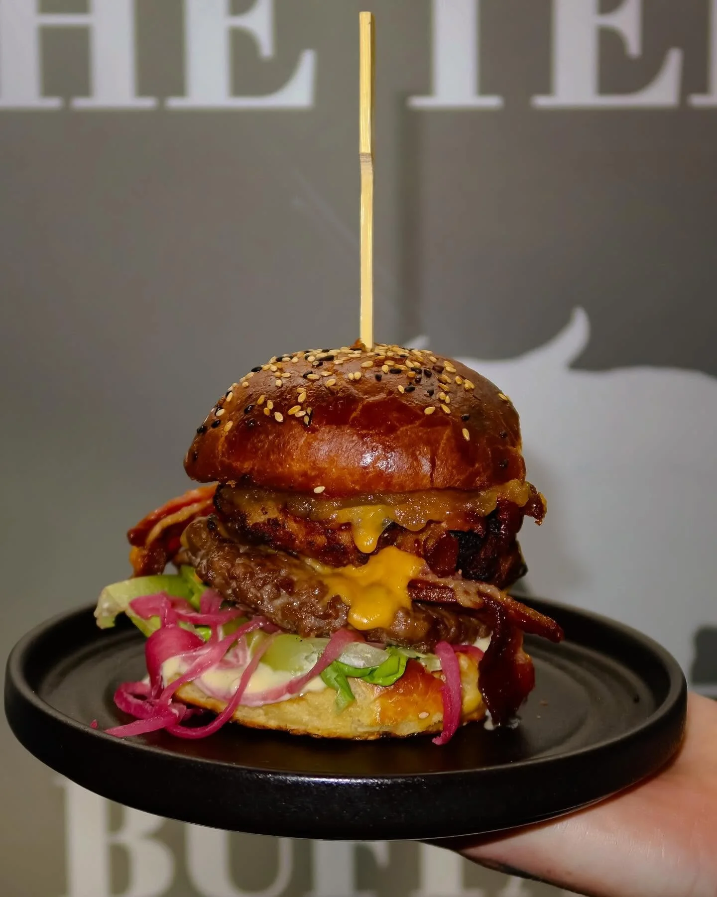 Chef&rsquo;s Special ~ Beef &amp; Sausage Meat Stack 🔥
w/ Blue Cheese Dip, Baby Gem, Pickled Onions, Bacon, American Cheese, Apple Chutney in a Sesame Seed Brioche Bun served w/ House Salad and Chips 👌🏼
