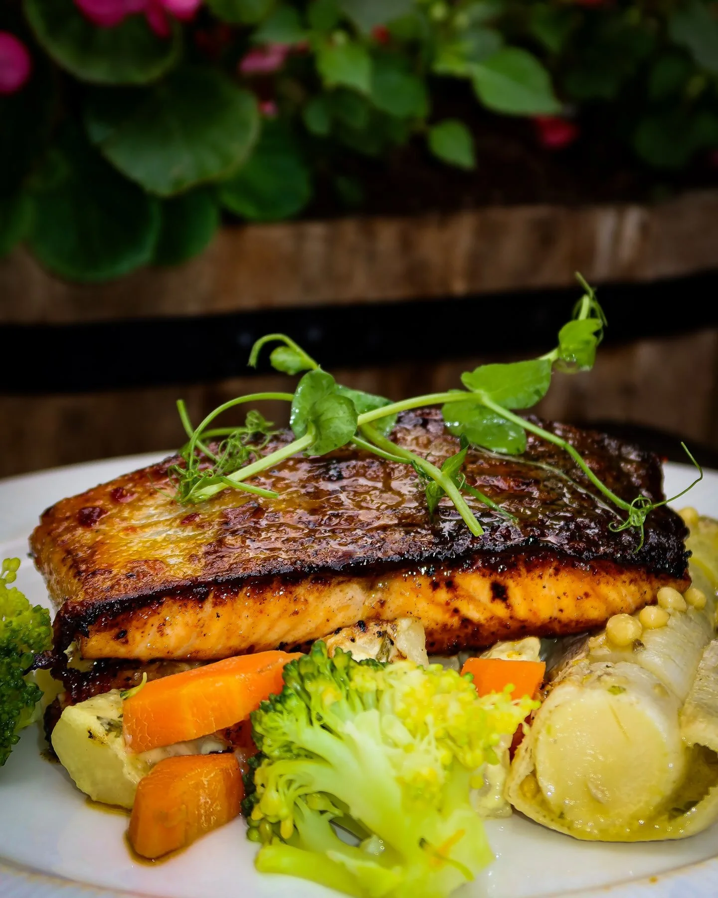 Hot Honey Glazed Bbq Salmon 👌🏼🔥
Served with grilled leek with anchovy butter and garlic potatoes 
📸 by @amber_harte16 
#buffaloboy #carrickonshannon #leitrim #roscommon