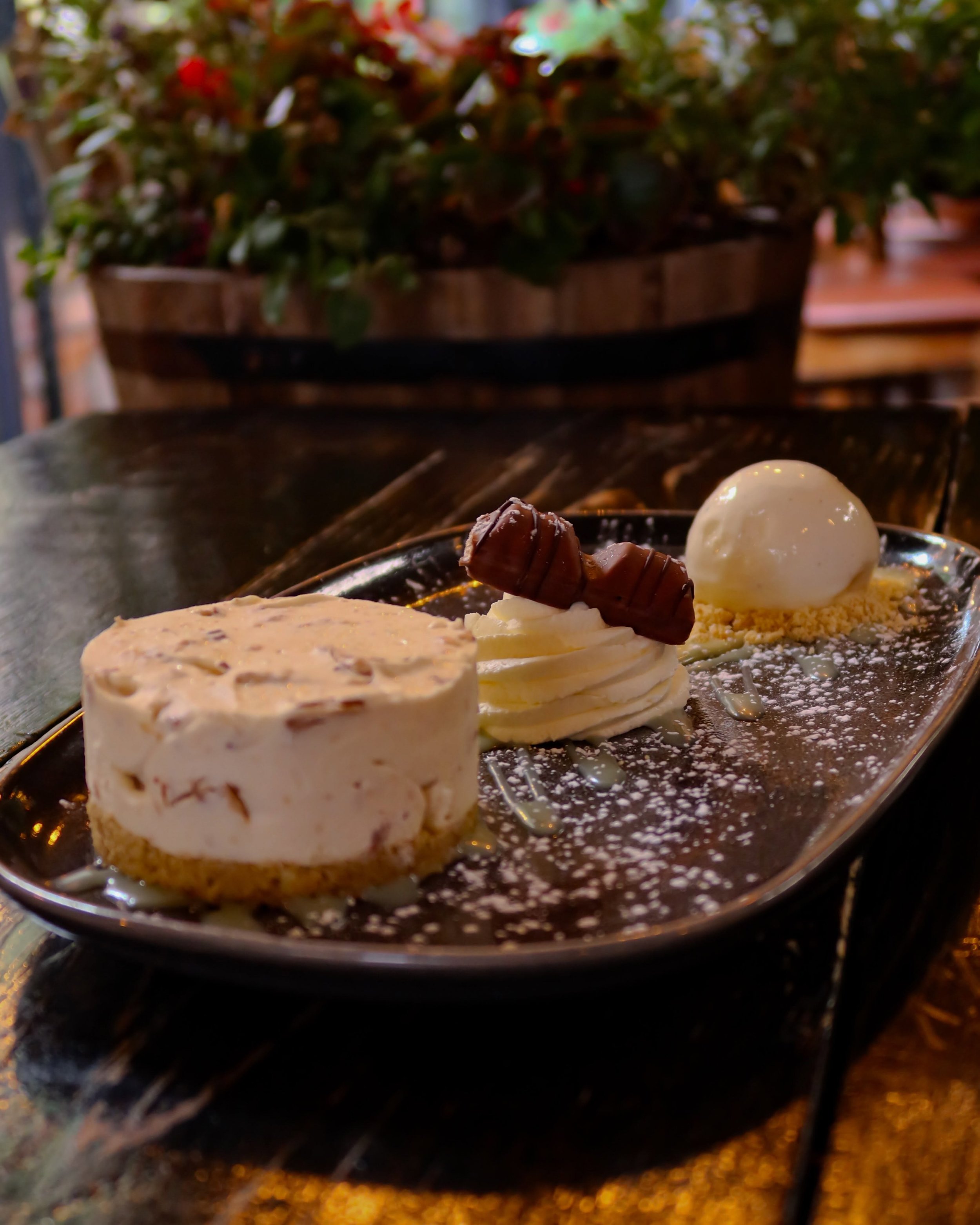 Kinder Bueno Cheesecake with white chocolate sauce &amp; vanilla ice cream 🍨 👌🏼
#buffaloboy #carrickonshannon #leitrim #roscommon
