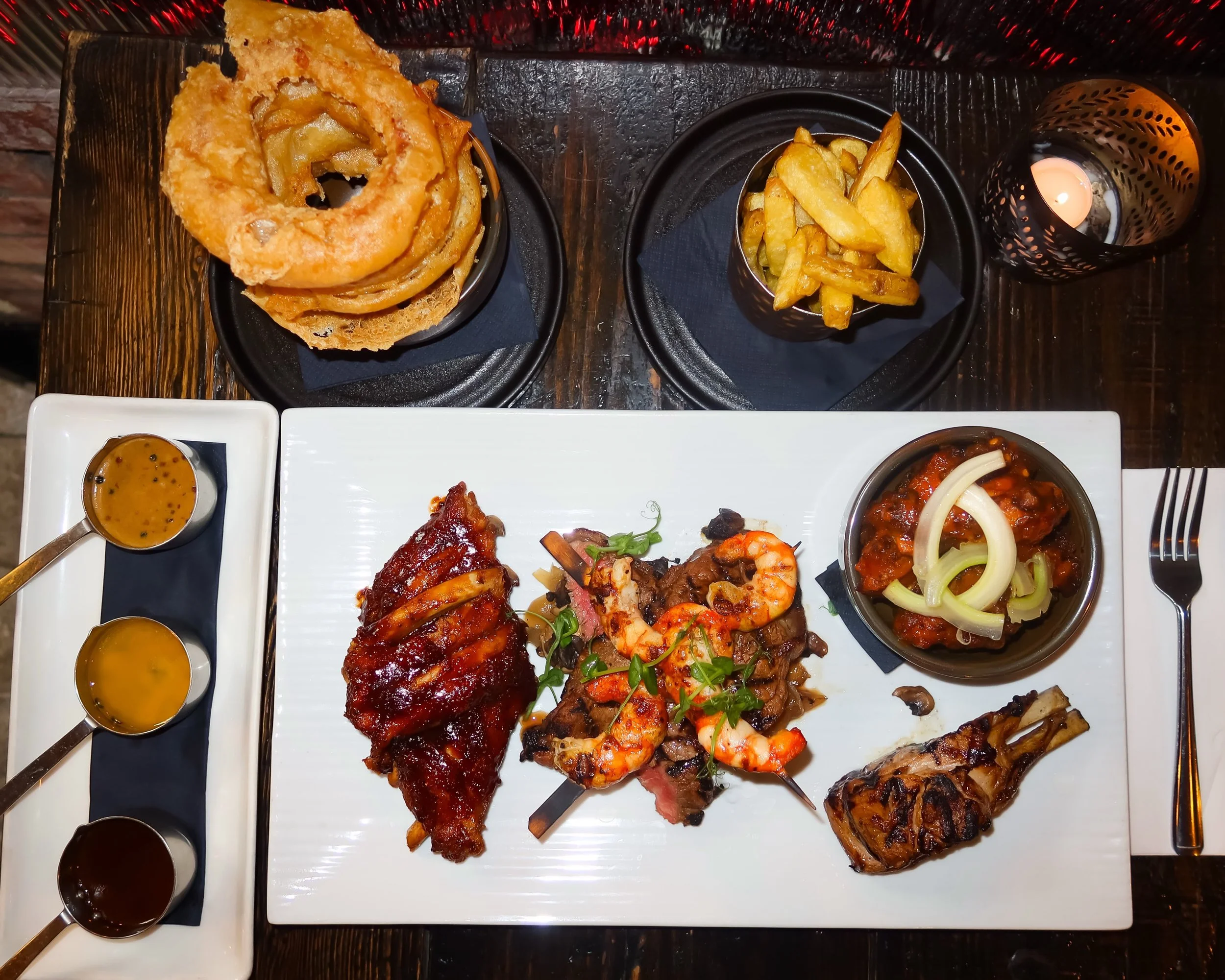 Chefs Special ~ Buffalo Boy Mix Grill 🔥🔥🔥
Rack of Lamb, Half Rack of Pork Ribs, 8oz Hereford Sirloin, Grilled Prawns and Crispy onion rings served with  House Garnish, Hand-Cut Chips and Pepper Sauce, Garlic Butter and a Red Wine Jus