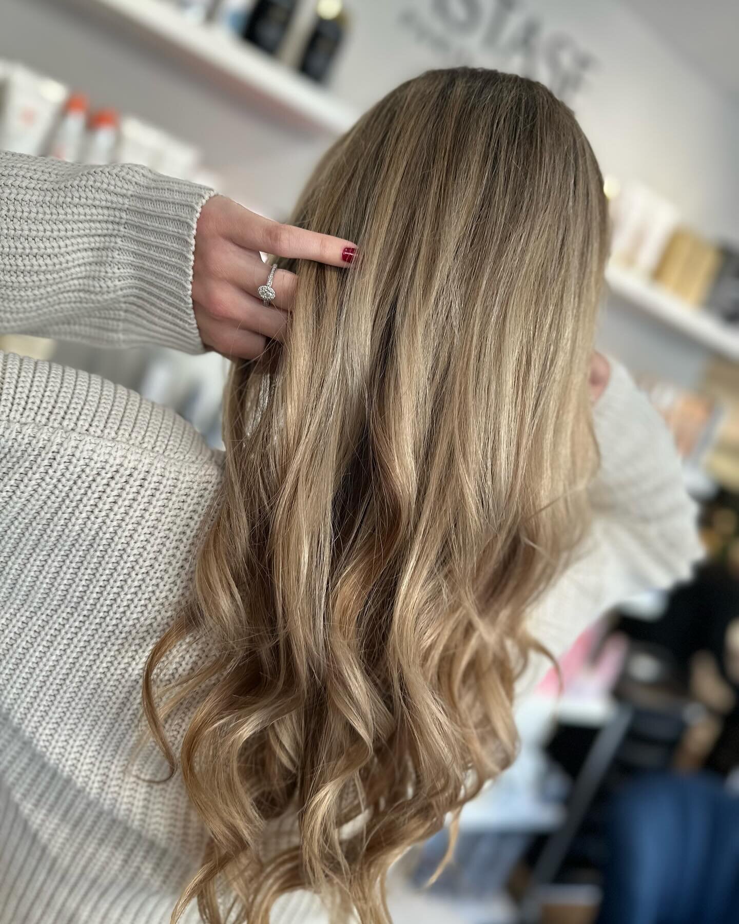 📸 Countdown to the big day: 7 days! 💍✨ Can't forget to include the ring in the picture when you're about to tie the knot! Shoutout to Vic for the stunning balayage! 💇&zwj;♀️ #weddingready