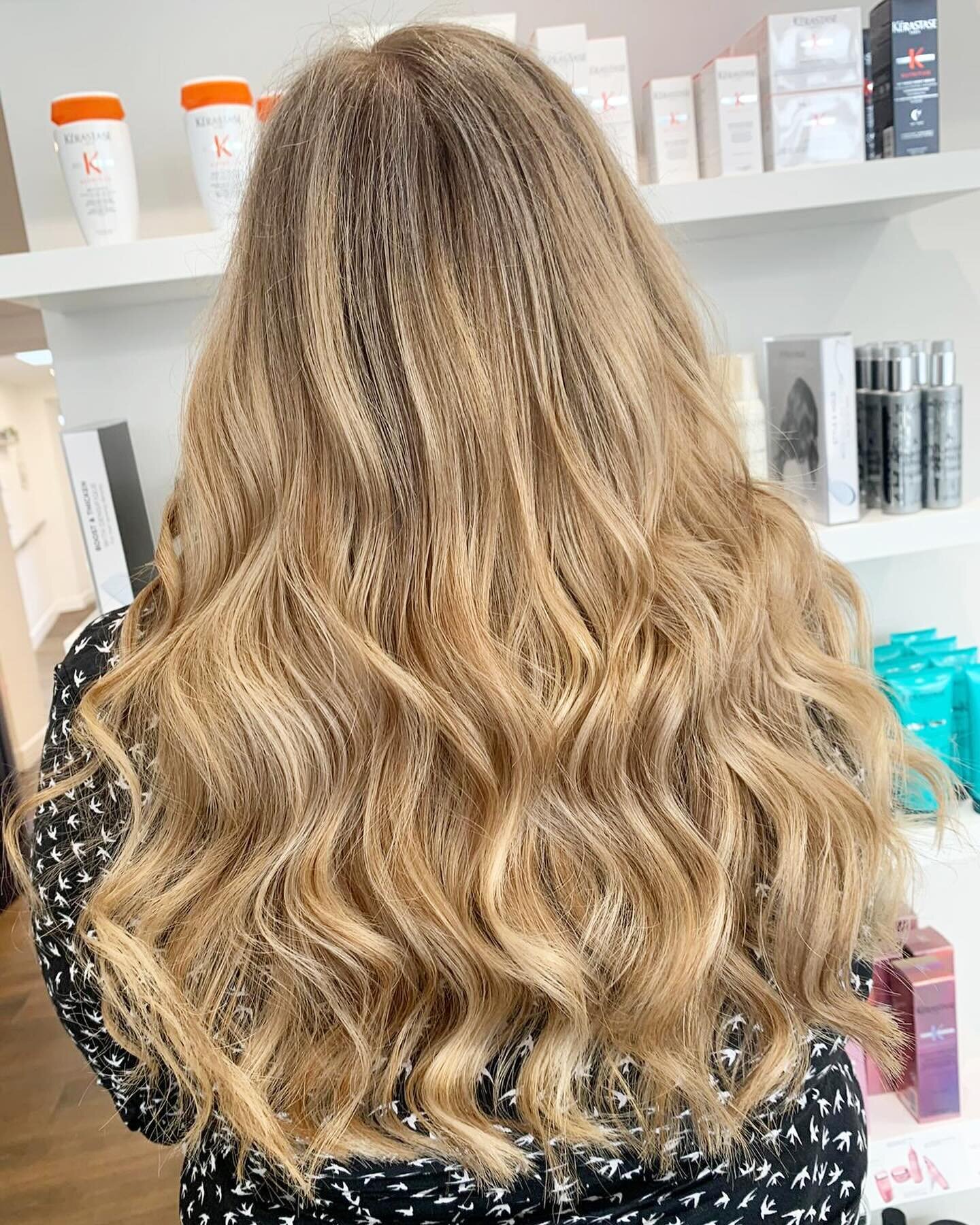 Check out this stunning transformation by Jazmine. Blonde hair highlights and a fresh cut and blowdry have taken this look to the next level. ✨💇&zwj;♀️