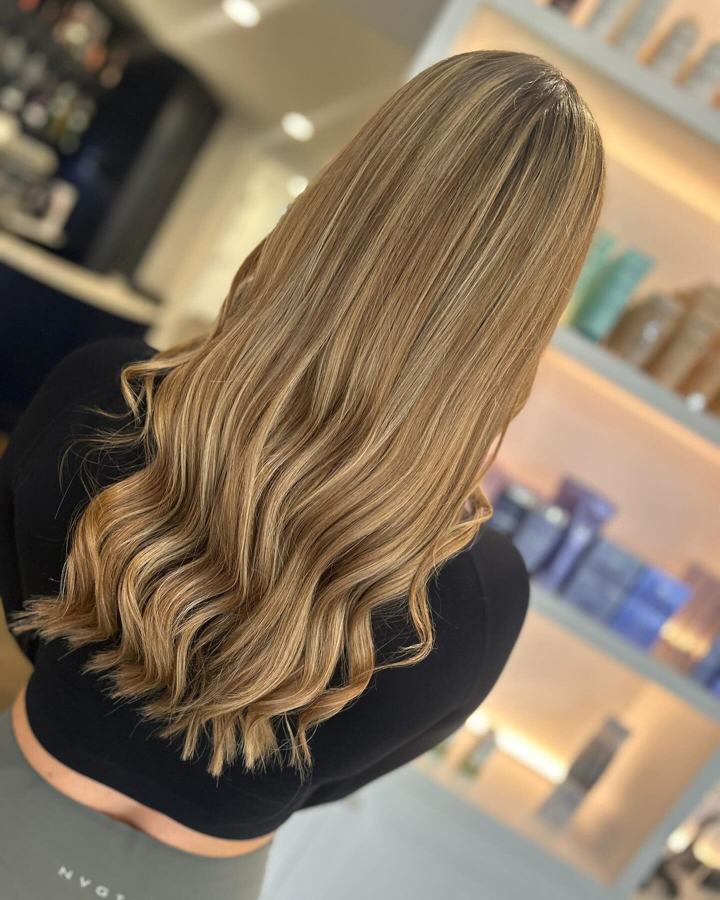 Full head of foils to create this beigey blonde perfection by Robyn ✨