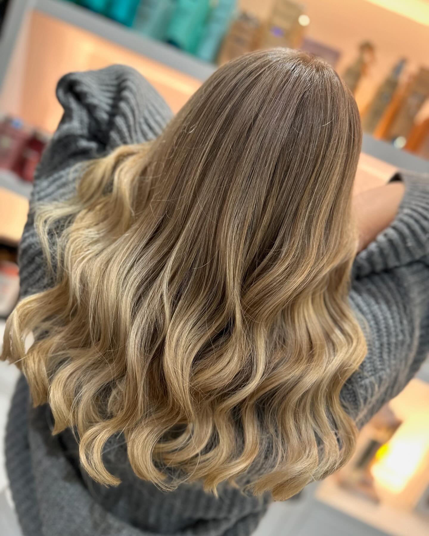 ✨ Before &amp; After Alert! ✨ 

Check out this stunning transformation by Jazmine! 💇&zwj;♀️🌟 She worked her magic with beautiful foilyage, creating a cooler, softer blonde that radiates elegance and freshness. 

Swipe to see the dramatic change! ➡️