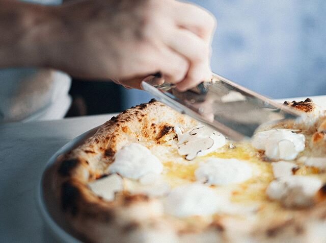5 norske oster #pizza med #sommertr&oslash;ffel 💕 #neapolitanpizza #restaurant #norge