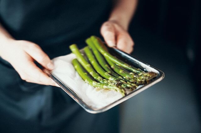 Kyllingen v&aring;r serveres med #asparges ! Super deilig rett i #sommervarmen ❣️#green #vegetables