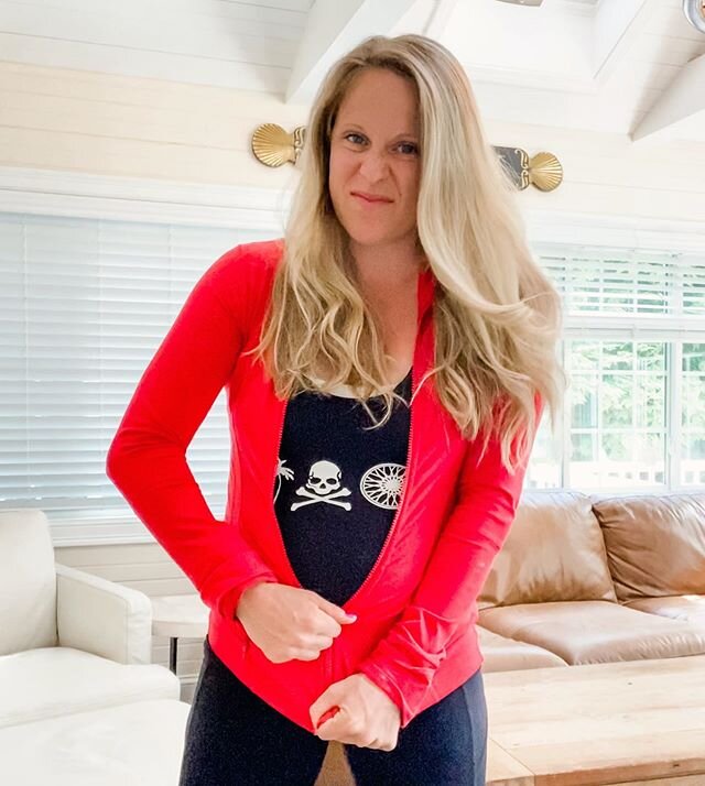 Woof. I bought this sweater 2 sizes too big, with the intent of wearing it throughout my pregnancy. 25 weeks in and here we are, sweating profusely trying to get the zipper up.

After noticing how snug it fit, I thought it was a good idea to visit th