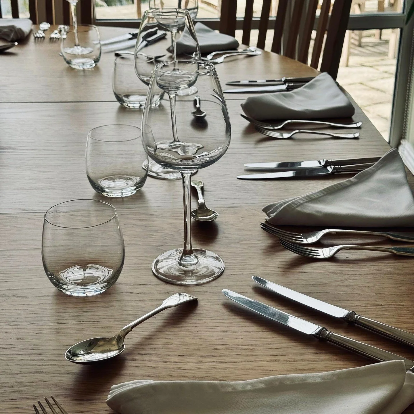 Table’s laid, candles are ready, and the kitchen smells amazing.
Guests are on their way for tonight’s Parfait in a Peartree Supperclub.
Tonight’s menu:
🥂 Beetroot-Cured Salmon with Pickled Cucumber, Horseradish Cream & Homema