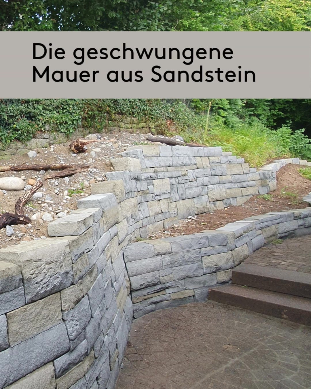 Eine kunstvoll geschwungene Mauer aus Rorschacher Sandstein ersetzt die alten, schwer&ouml;lbelasteten Eisenbahnschwellen und verleiht dem Garten eine harmonische Linie😊.Eine kunstvoll geschwungene Mauer aus Rorschacher Sandstein ersetzt die alten, 