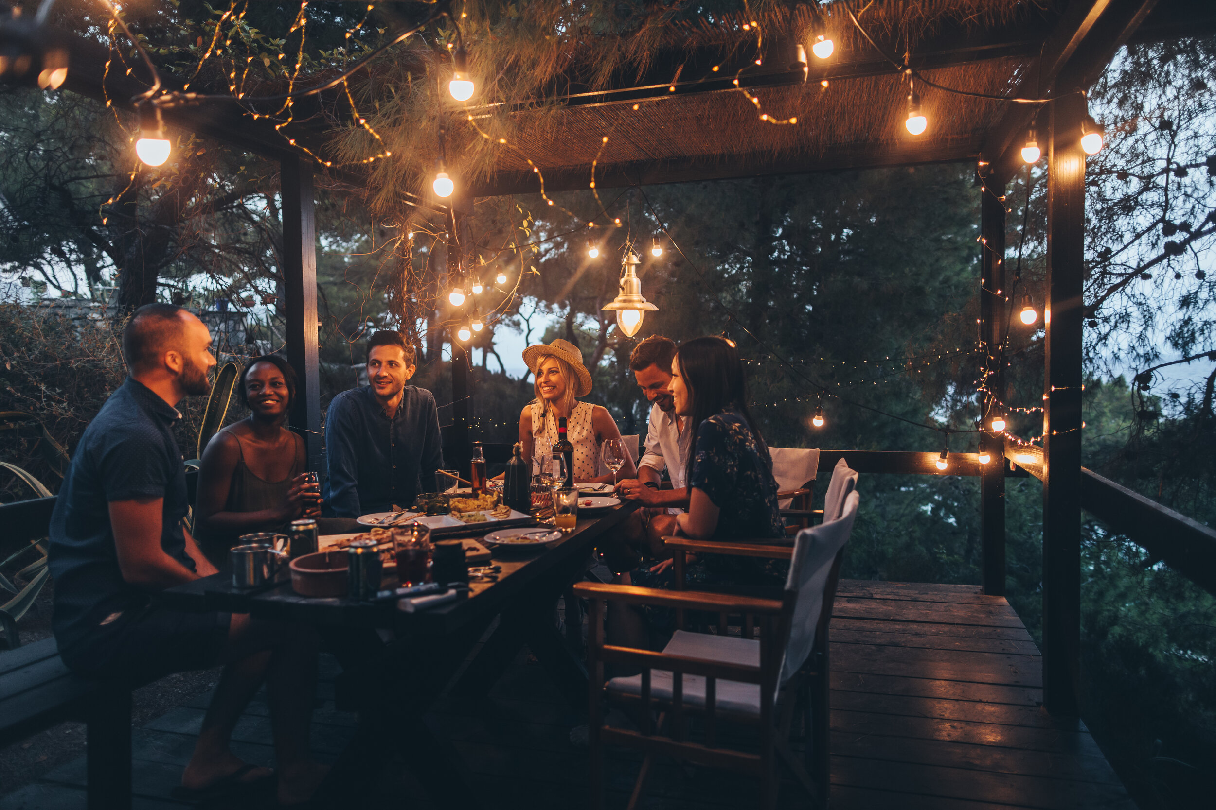 Summer-dinner-party-1000877434_6720x4480.jpeg