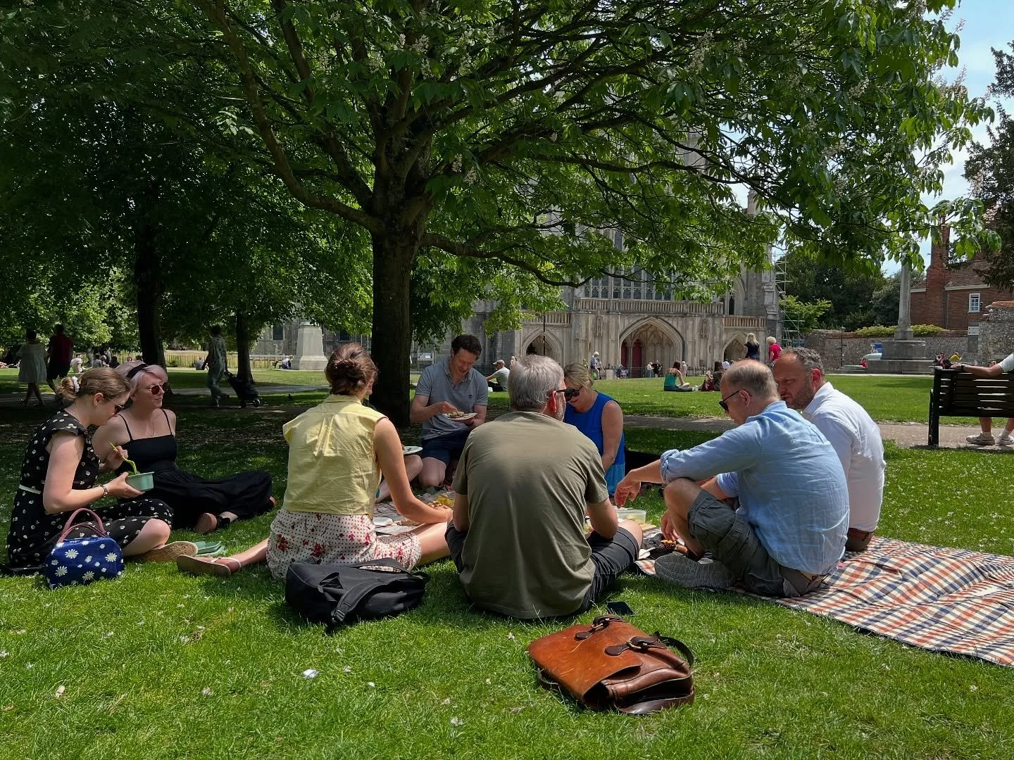 What do you do when it’s too hot for Soup & Sarnie? Salad & Sarnie or course!
Last month we moved our regular monthly lunchtime social to the Cathedral Close and enjoyed homemade salads from @sam_barrber and others alongside the usual