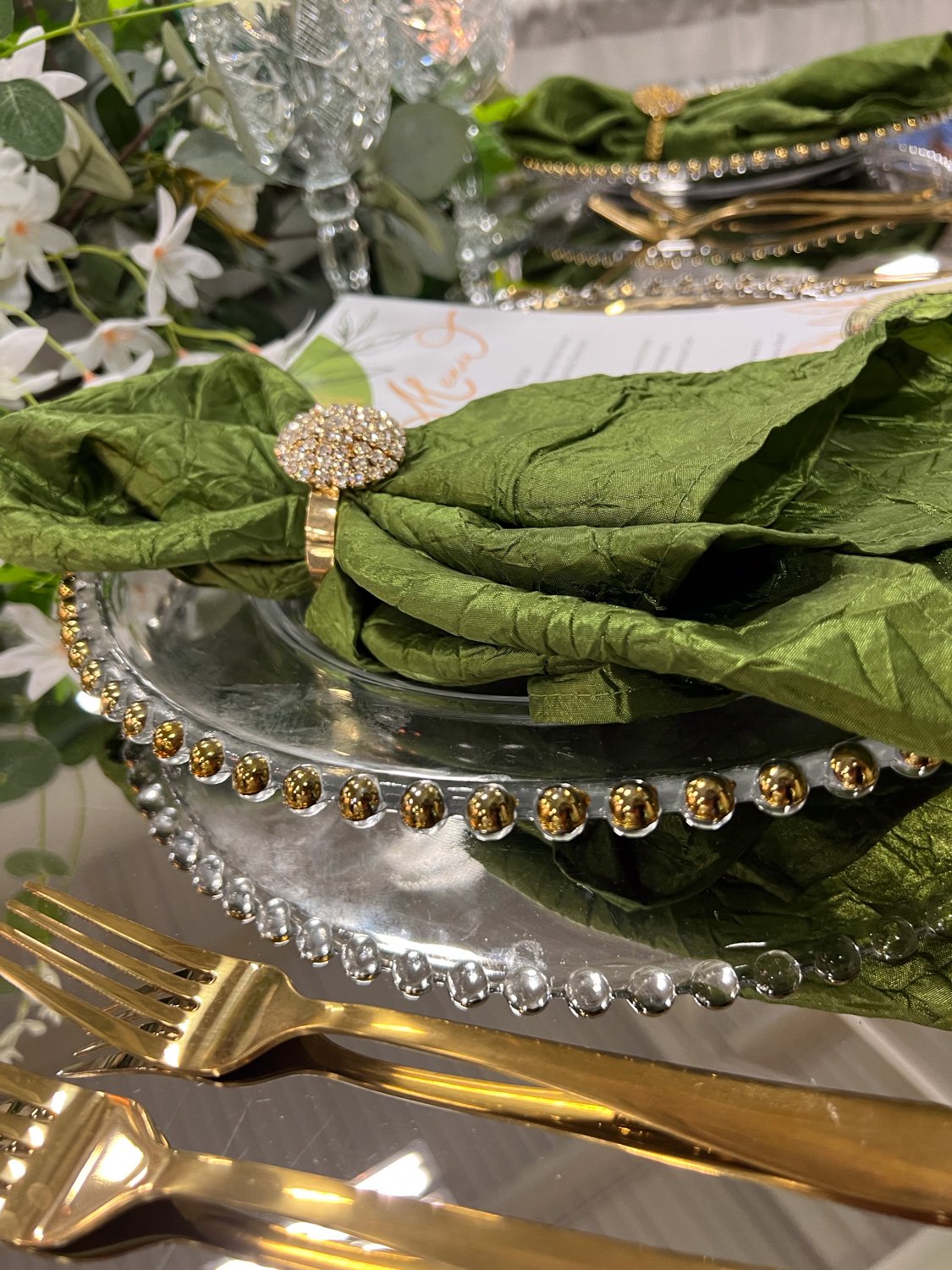 Elegant-green-themed-dining-setup.jpg