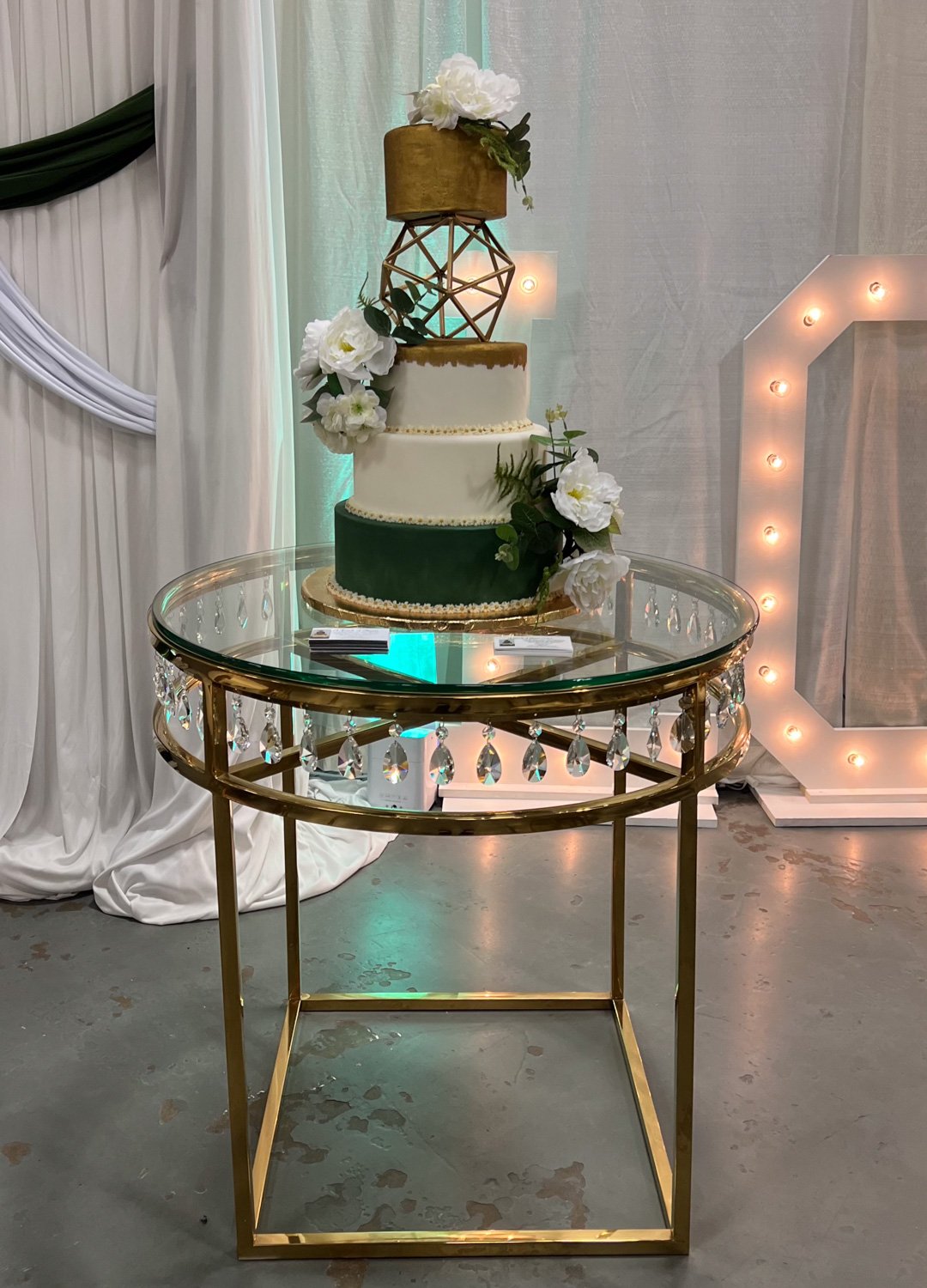 Wedding-cake-station-by-Simply-Elegant-Events.jpg