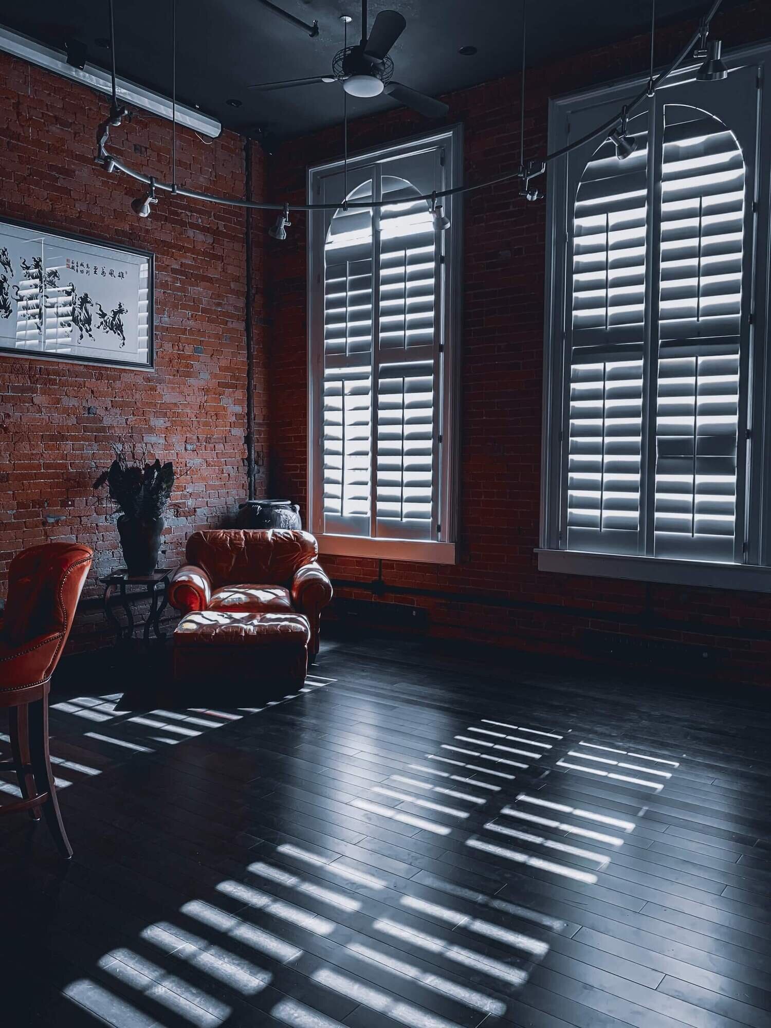 venetian blinds industrial bedroom-blog window dressing_wowedesign.com.jpg