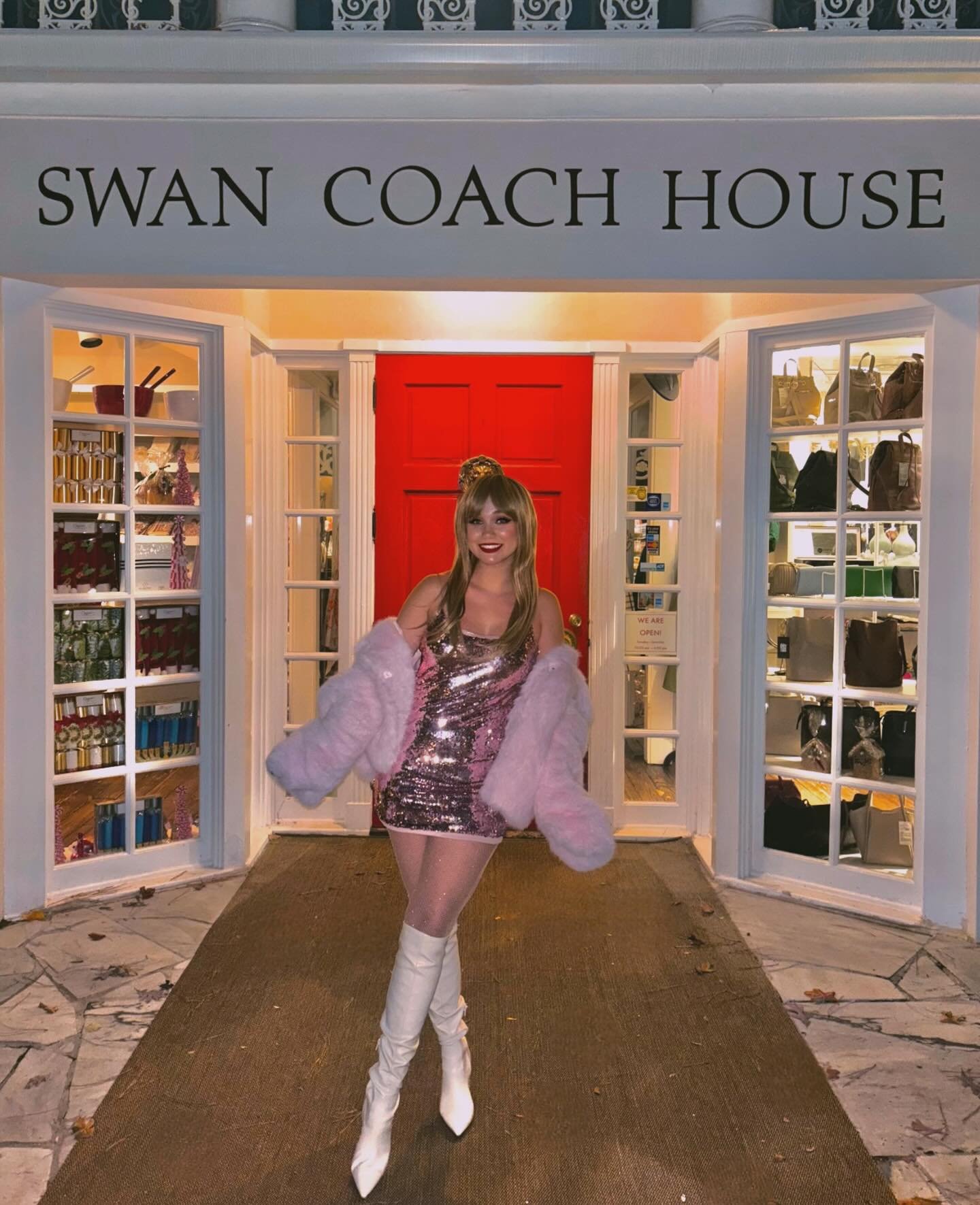 I don&rsquo;t know how it gets better than this&hellip; 
(I don&rsquo;t think it does!) 🩷🎶🫖✨

OMG Y&rsquo;ALL I might never get over this amazing evening. Our Popstar Princess had the honor of visiting @swancoachhouse for their &lsquo;Swiftea&rsqu