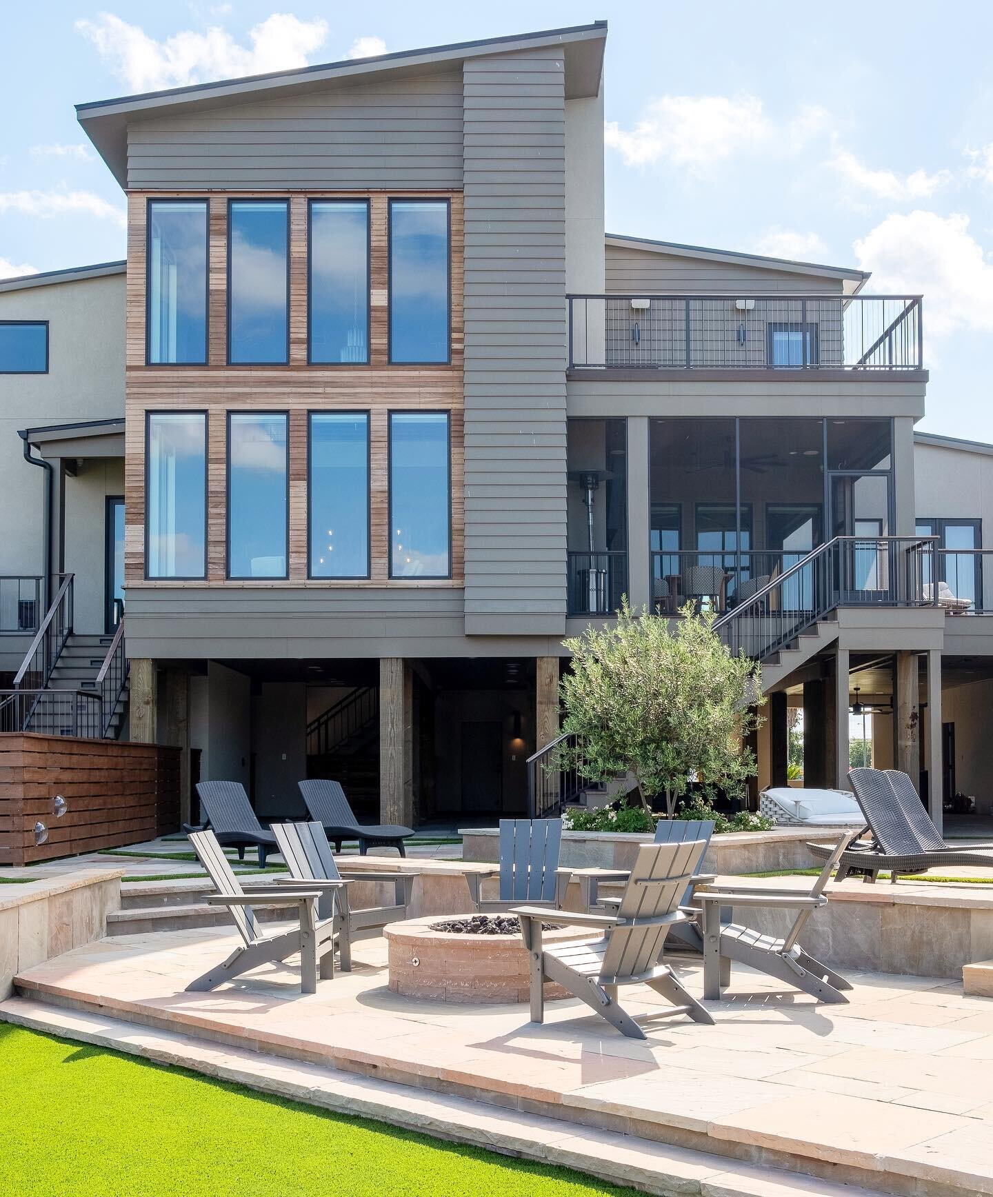 Wouldn&rsquo;t you love to hangout in this hot spot? The view of the house is great on its own, and these incredible windows overlook the water. Win Win! 

The landscape and infinity pool overlooking the water made a huge impact on the overall exteri