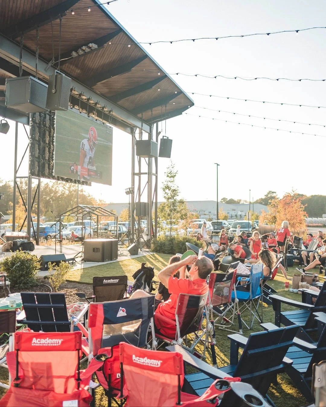 Come to Wire Park this weekend, and soak up the sounds, sips, and cozy fall vibes all weekend long! 
Friday: Live Music at @southmainbrewing from 6pm-9pm
Saturday: Start your weekend with an energizing outdoor Pilates flow on the Wire Park lawn at