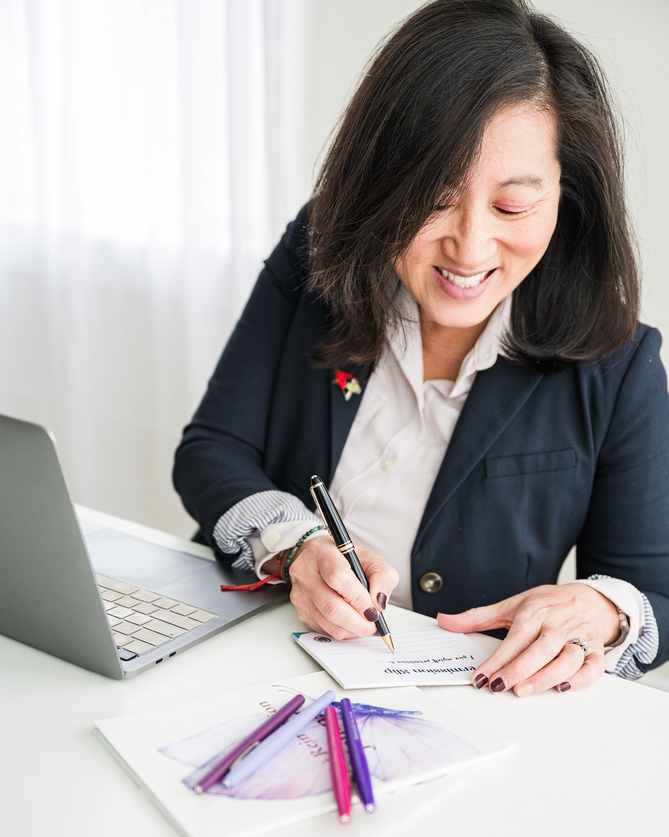 One of my favorite &ldquo;go-to&rdquo; places for sessions is my studio &mdash; because it gives you so much flexibility and control. 

Need a clean, modern headshot? Done. 
Want &ldquo;office vibes&rdquo; or &ldquo;living room feels&rdquo; for brand