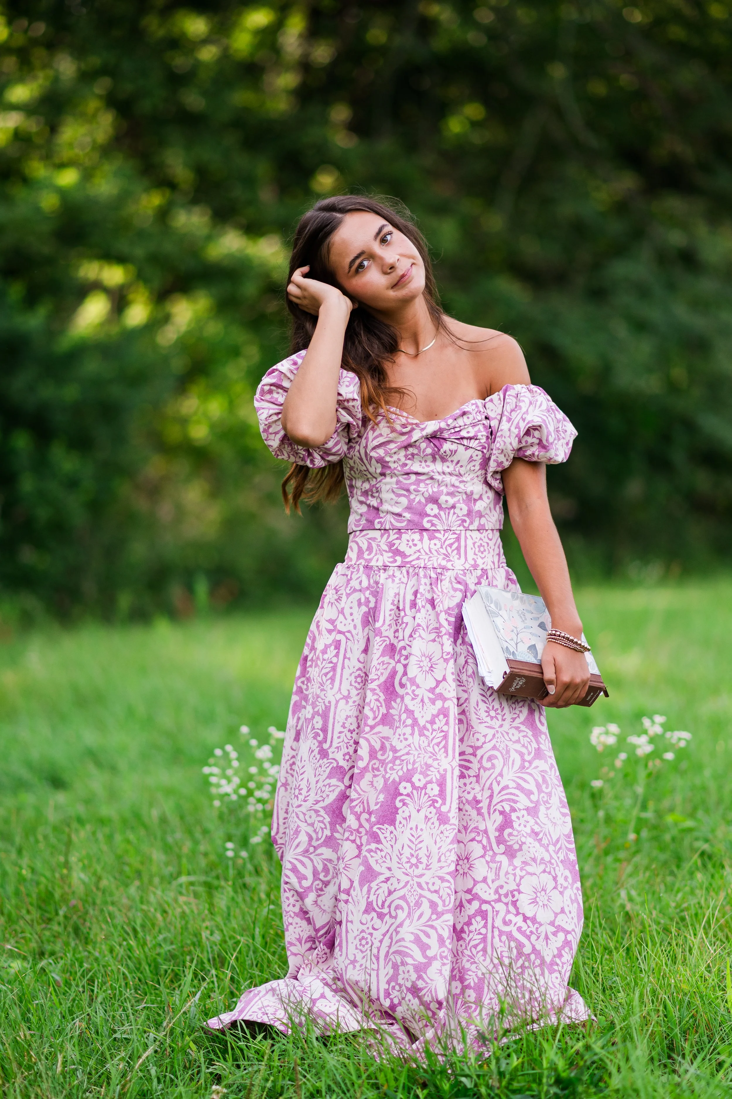 girl in field holding bible Bloomington normal high school senior photographer near me