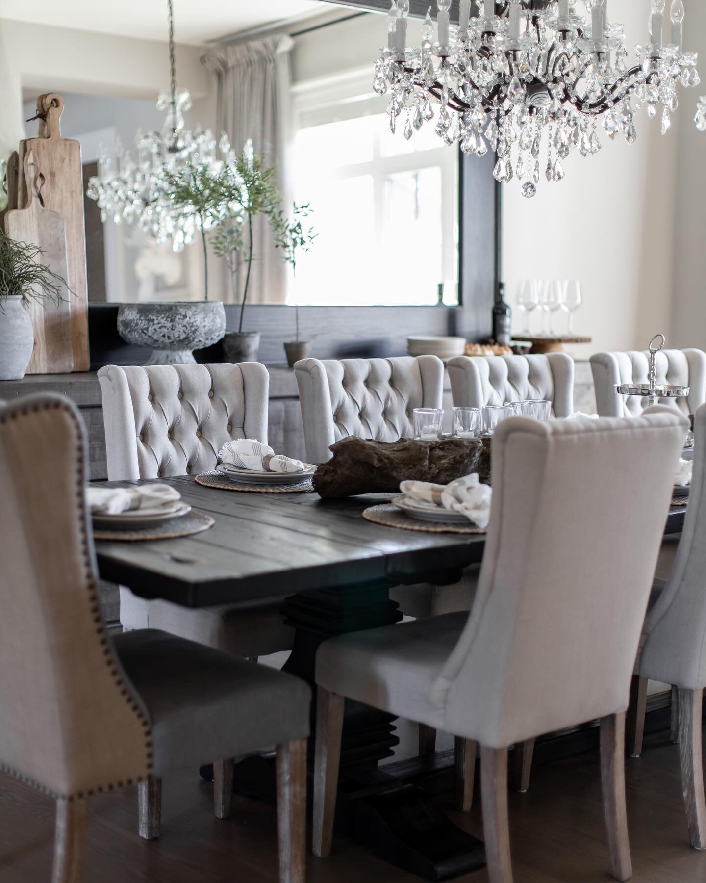 Gathering around a table is one of our favourite places to be🤍
.
.
.
Photo @whitecloudproductions 
Design @sucasadesign 
Builder @ridgewesthomesltd 
.
.
#custom #customhomes #customhomebuilders #ridgewesthomesltd #family #gather #together #interior 