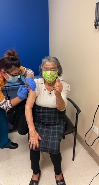 Una de las primeras pacientes de Tepeyac recibiendo la vacuna COVID administrada por Karen, una de nuestras asistentes médicas.