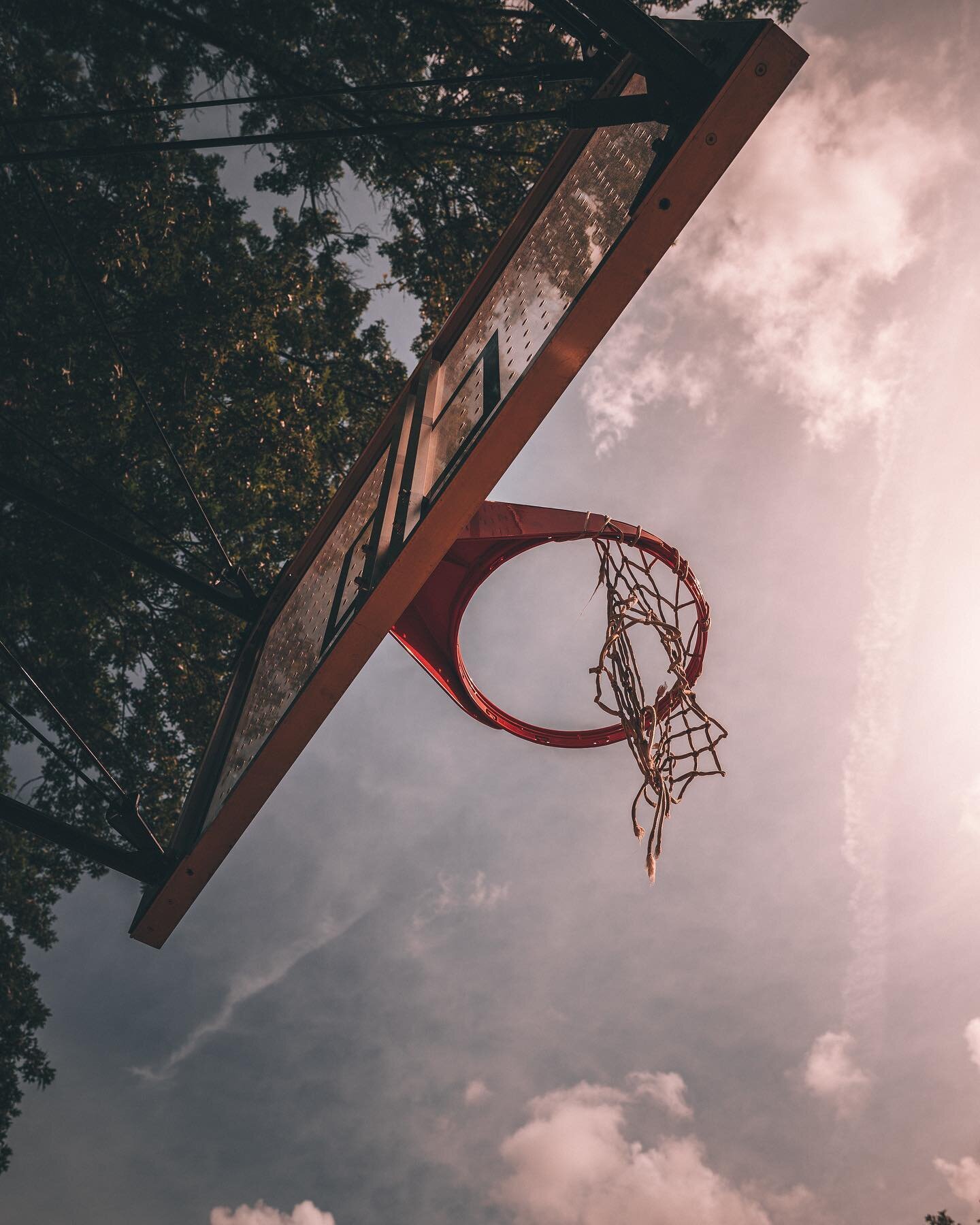 Doin&rsquo; it in the park!🏀🌳