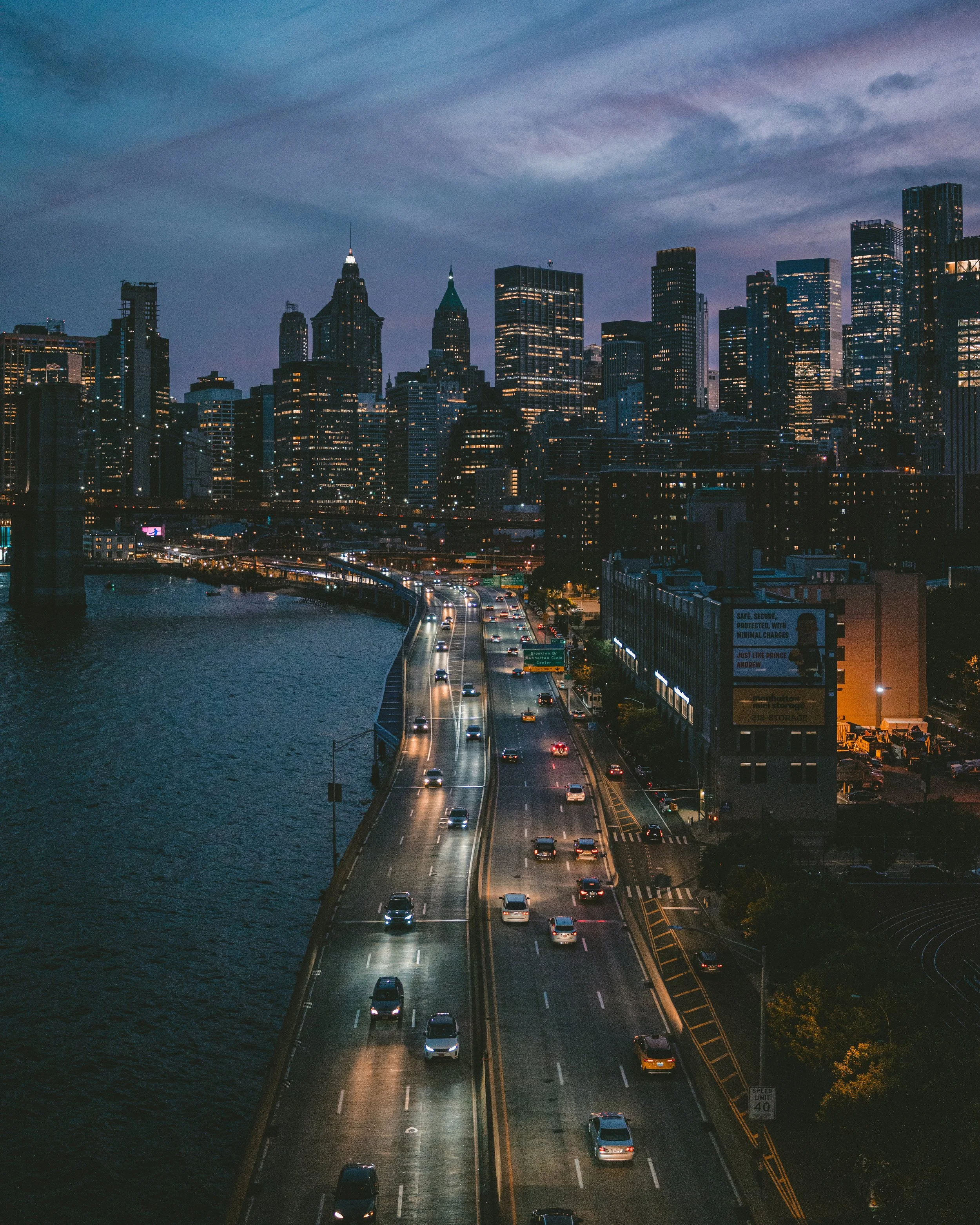 new_york_hole_in_the_fence_night-kopi.jpg