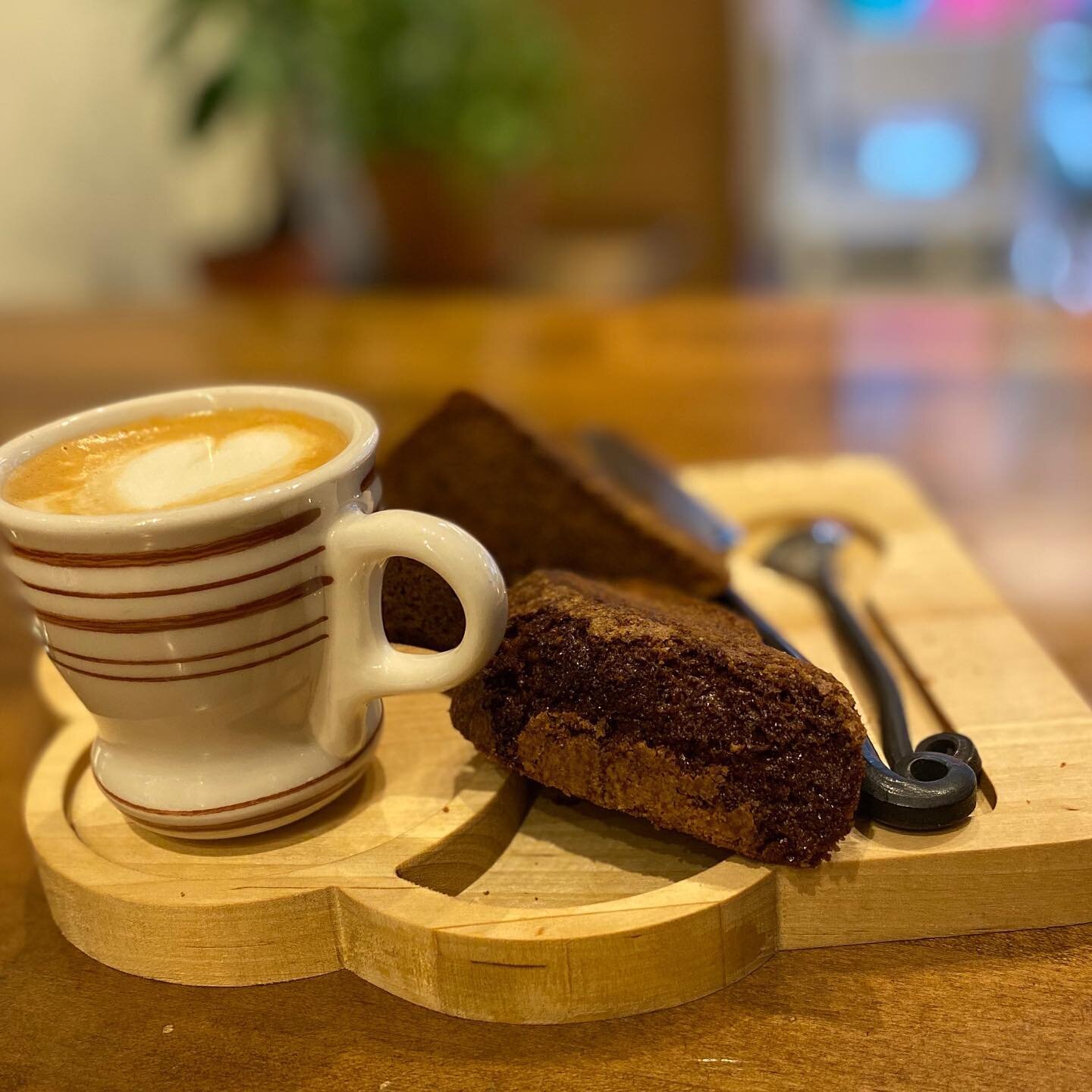 It&rsquo;s the perfect morning to indulge in freshly baked banana bread 🍌 🍞 and a cortado ☕️! #goodmorning #chezlilydc #weekendvibes