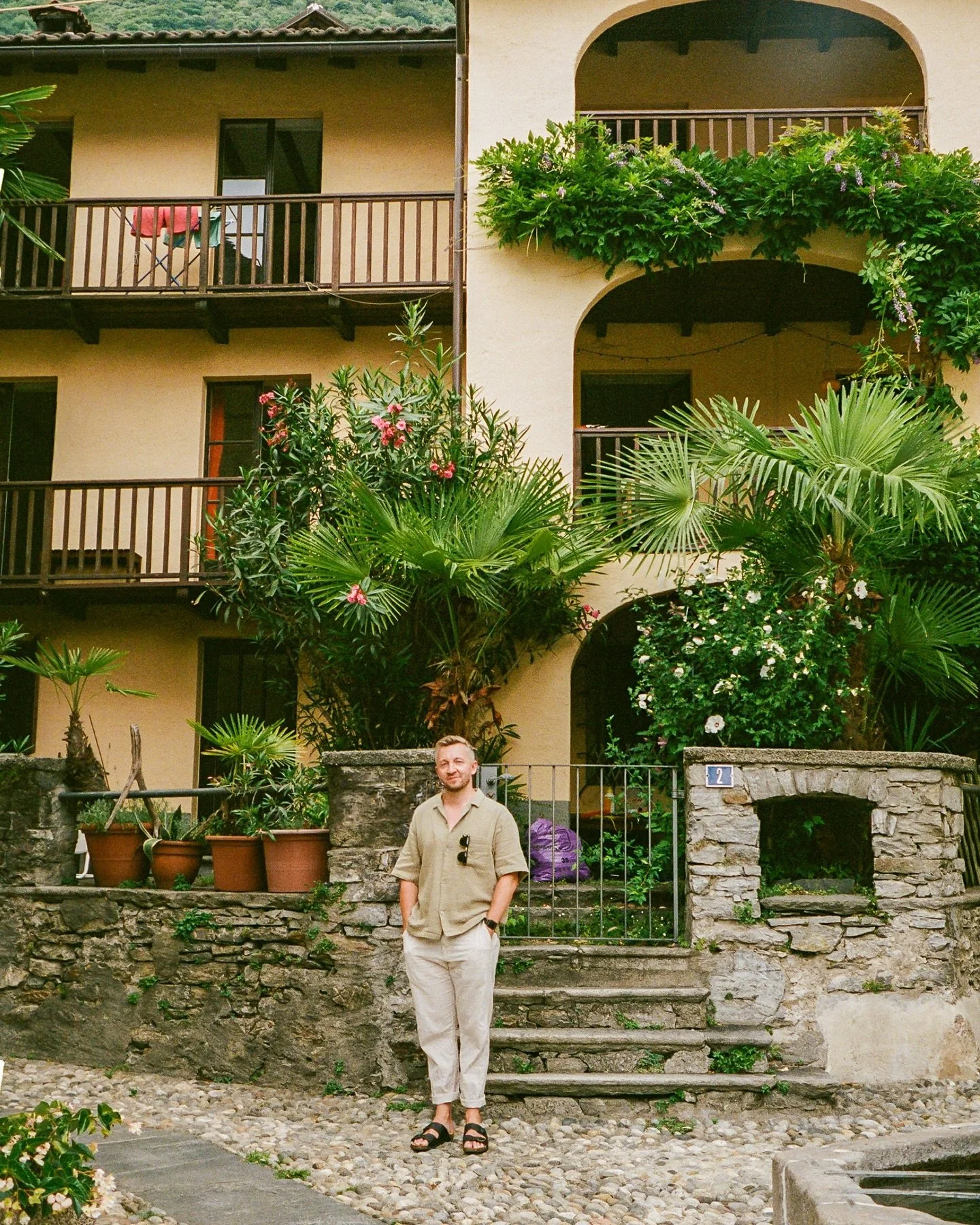 Hey, ich bin Sebastian &ndash; Hochzeitsfotograf aus Basel ✨

Ich begleite eure Hochzeit wie ein guter Freund mit der Kamera: unauff&auml;llig, mittendrin und mit einem Blick f&uuml;r die echten Momente.

Ich pers&ouml;nlich finde, eure Hochzeit brau