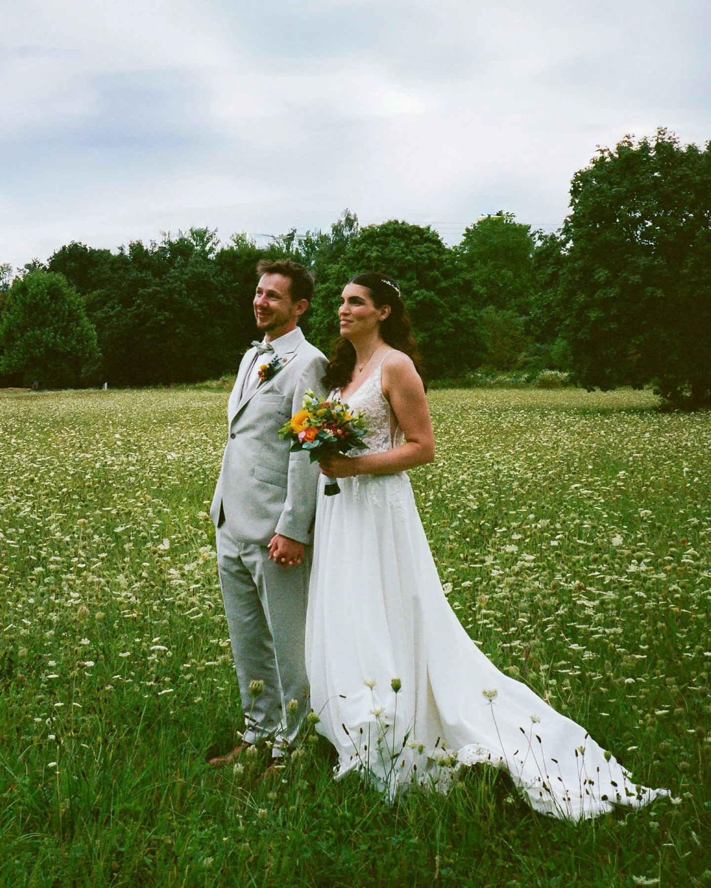 S&amp;A auf Film (Portra 400) mit meiner Leica Minilux 🎞️

Ab einer Hochzeitsreportage von 8 Stunden ist bei mir immer eine Rolle Film mit dabei. Analoge Bilder haben eine ganz besondere Magie &ndash; die Farben, die K&ouml;rnung und der unverwechse