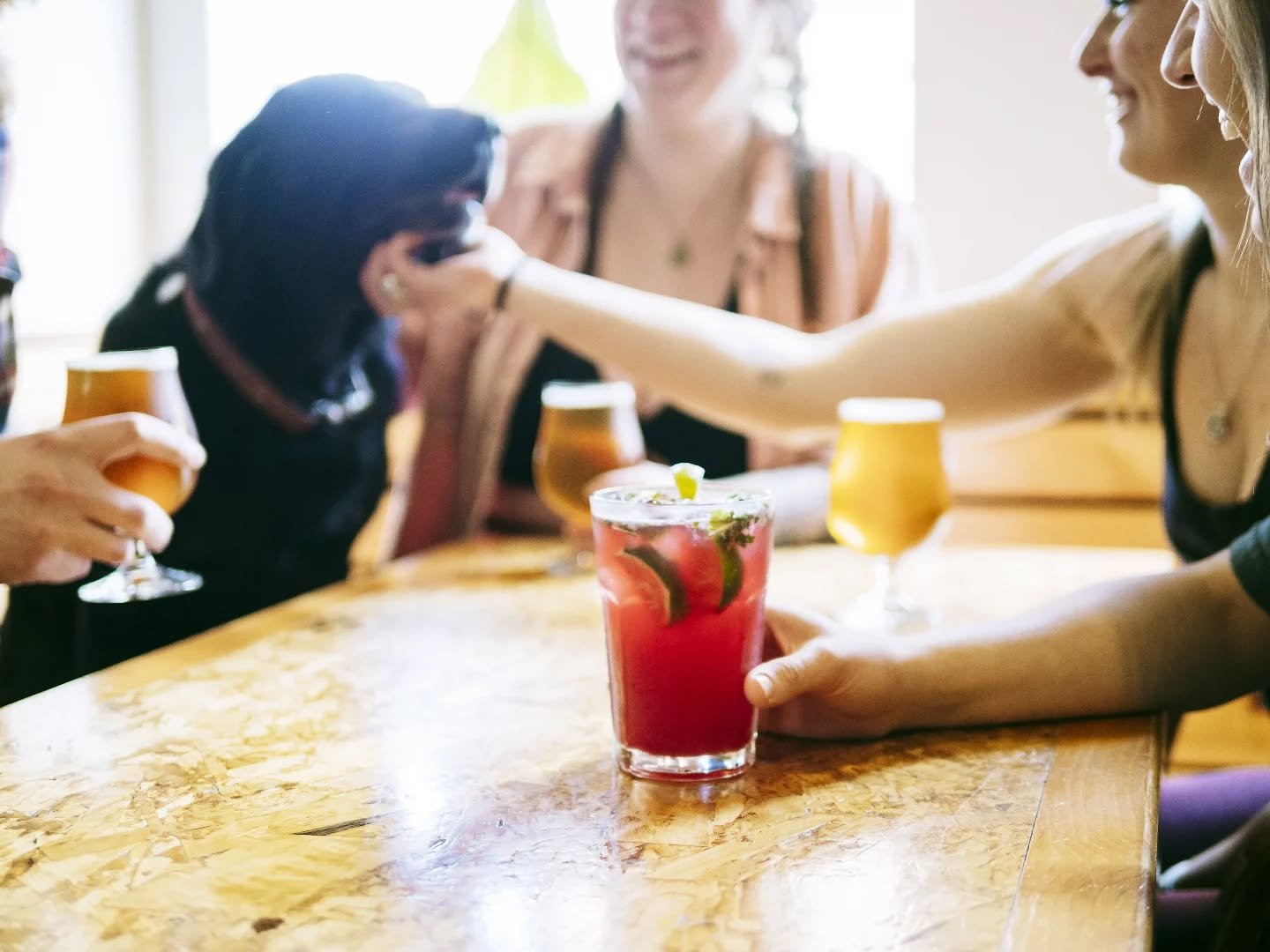 Give me cocktails, and give me sunshine.

Luckily today has both! See you later 🍹🍸. We're open 1-9pm for all your cocktails, spirit and @redcollarbrewing beer needs!

#ginlanedistilling #redcollarbrewing #cocktailsofinstagram #drinkmoregin #downtow