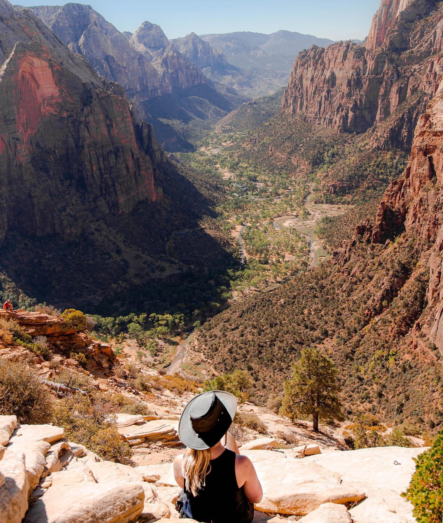 one of those can&rsquo;t-look-away kinda views 

#findyourpark #visualsoflife #stayandwander #ourplanetdaily #lonleyplanet #roamtheplanet #womenwhohike #voyaged #outdoortones #theoutbound #livetheadventure #hellofrom #zion #zionnationalpark #ZNP #ang