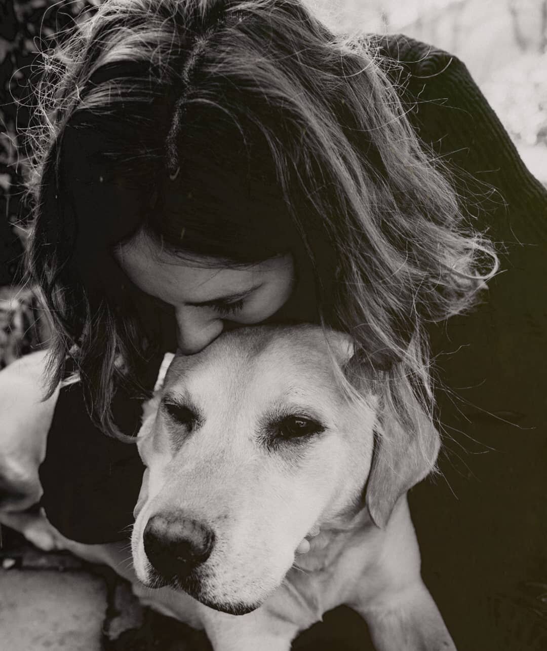 Elkarri zaintzen 🖤
.
.
.
.#naturalphotographer #argazkilaria #naturalphotography #naturalight #txuribeltz #blancoynegro #blackandwhiteportrait #portrait_ig #dogphoto #doglovers