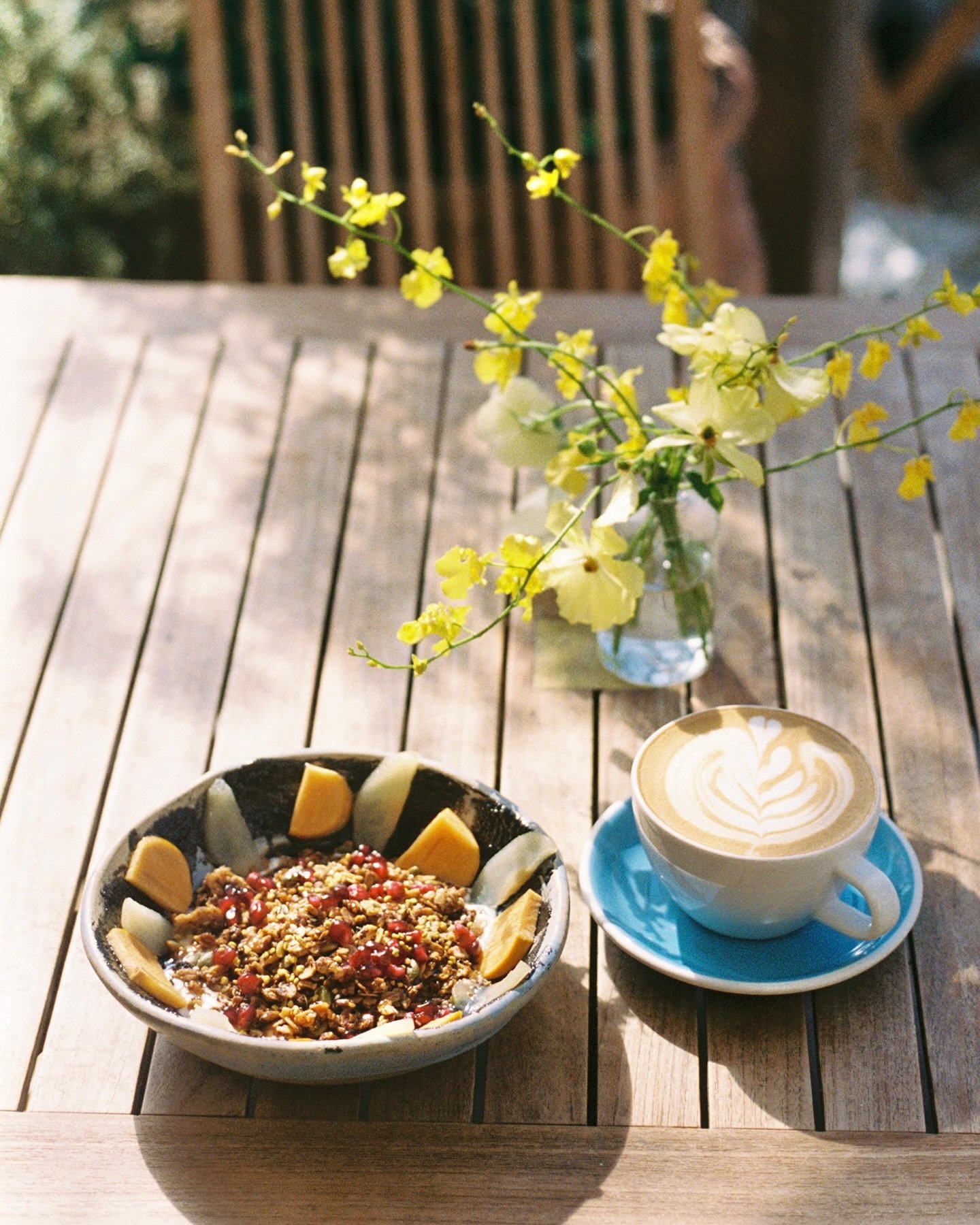 For the early crowd: Mom&rsquo;s Granola &amp; half-off breakfast entr&eacute;es, every weekday from 8&ndash;9am