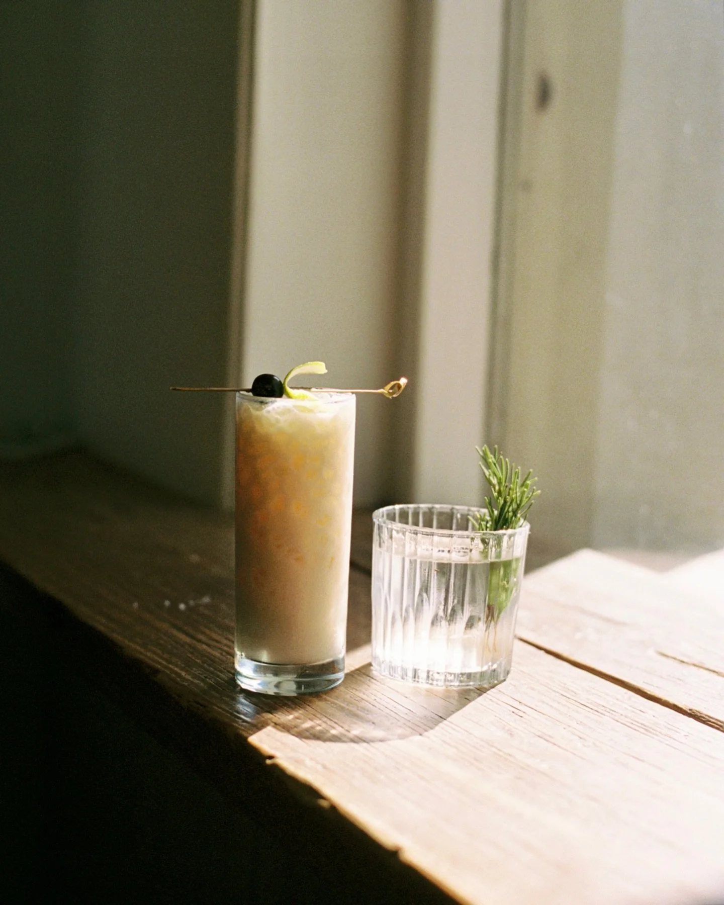 Happy Friday from our Snow in LA &amp; White lotus 🤍🤍🤍

Snow in LA : mezcal, coconut milk, lime.
White Lotus : gin, bianco vermouth, bergamot