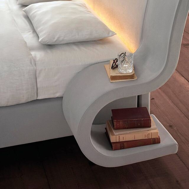 As night falls, already looking forward to the First Light of the day. #senseoftime #firstlight #maghaliedooms #beddesign #belgiandesign #designer #curve #books #reading #dusk #photography #bedroomdecor #bedroom #linen #light #lightroom @magnitude.be
