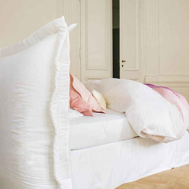 Aesthetic and function combined, an easily removable headboard cover finished with double flap edges.  #bedroomdesign #soft #pure #purewhite #pillows #design #designinspiration #photography #blissful #bedroomideas #designerbed #belgium #aesthetic #he