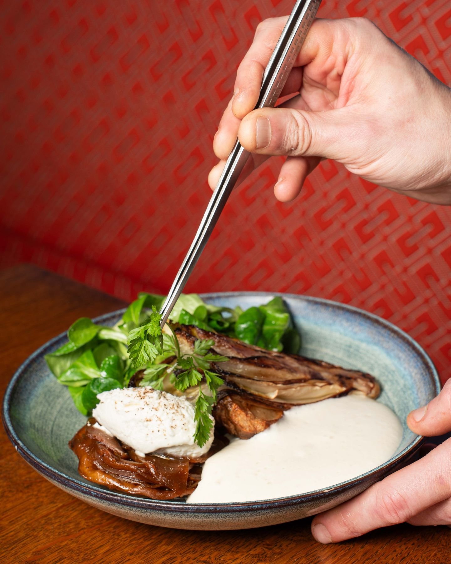 La touche finale, un geste qui fait toute la diff&eacute;rence ✨
Chez Bistrotters, chaque plat est une &oelig;uvre d'art culinaire, m&eacute;ticuleusement assembl&eacute;e pour votre plaisir. Laissez-vous tenter par notre cuisine raffin&eacute;e, o&u