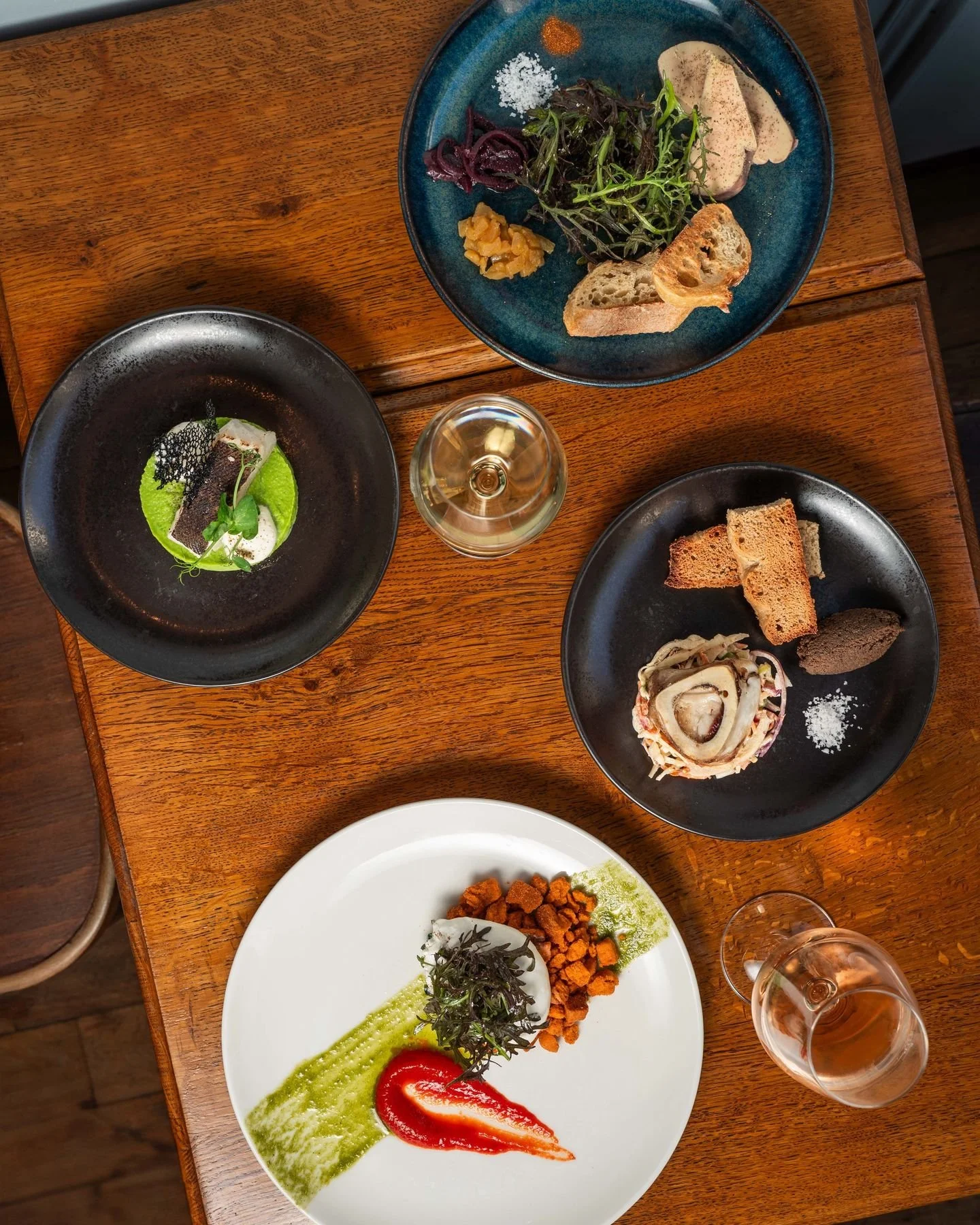 Le raffinement dans sa plus simple expression ✨
Nos assiettes sont le reflet de notre passion : des ingr&eacute;dients soigneusement s&eacute;lectionn&eacute;s, une pr&eacute;sentation &eacute;l&eacute;gante, et des saveurs qui &eacute;veillent vos s