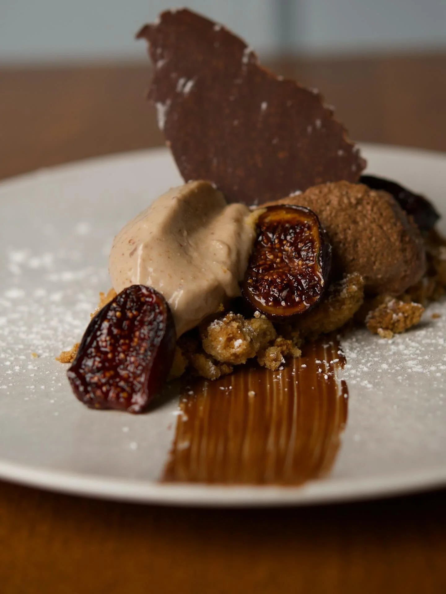 🍫 Nouvelle tentation / New temptation
 Mousse au chocolat &amp; tonka, crumble aux amandes, glace &agrave; la figue &mdash; le trio qui fait chavirer les coeurs dans notre restaurant bistronomique &agrave; Paris 14. Un d&eacute;lice sucr&eacute; qui