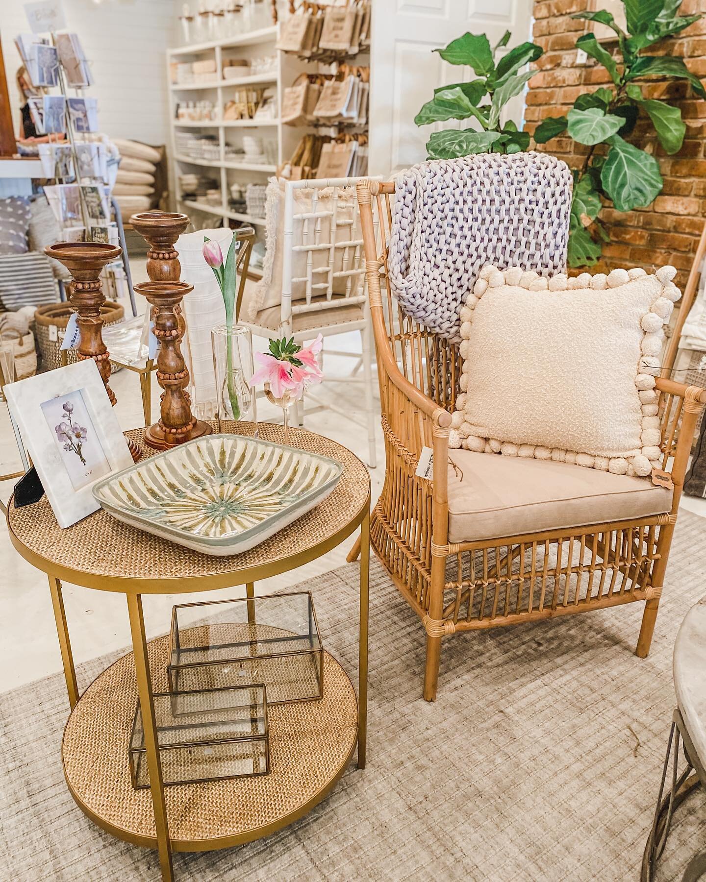 Change the look of your whole room with this amazing accent table! The open shelves allow plenty of space to show off your favorite styling pieces! 
Shop today from 10-5:30 or visit our website by clicking the link in our bio! #gorgeousaccenttables #