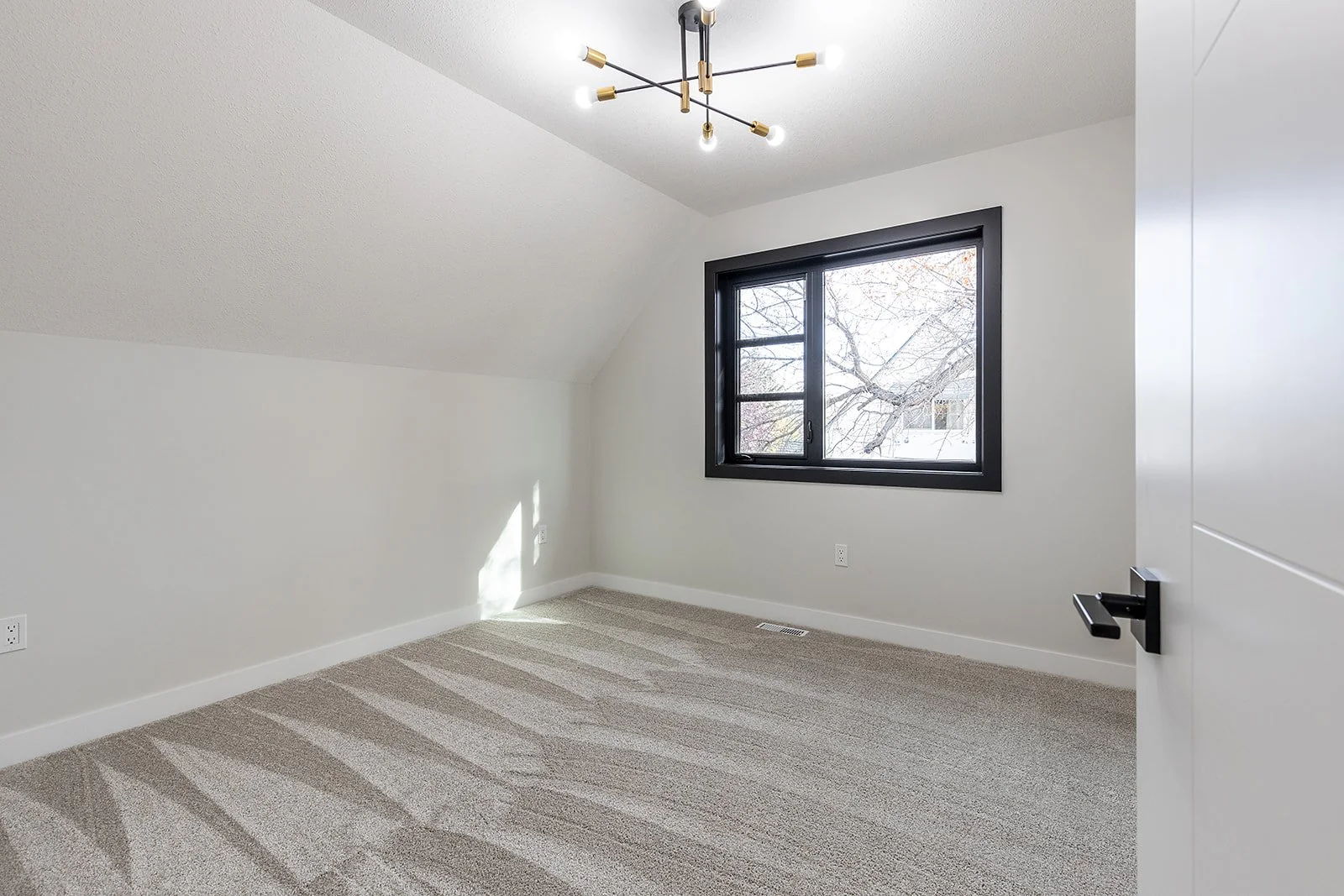 227 12 St SE-53.jpg