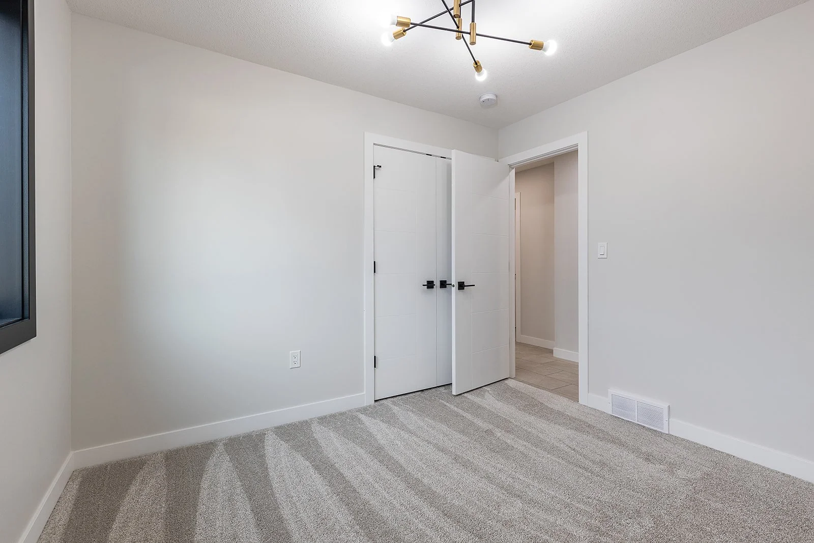 227 12 St SE-54.jpg